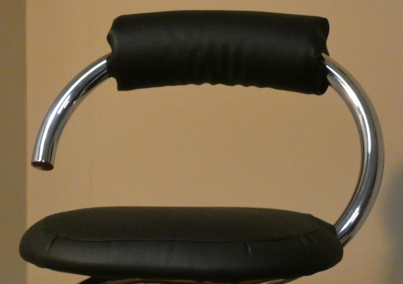 Set of 5 Cobra Chairs in steel and black leather by Giotto Stoppino, 1970s In Excellent Condition For Sale In modena, Emilia-Romagna