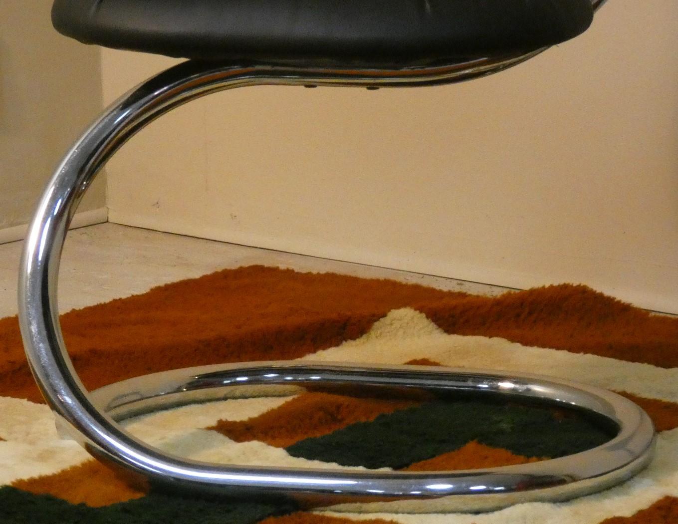 Late 20th Century Set of 5 Cobra Chairs in steel and black leather by Giotto Stoppino, 1970s For Sale