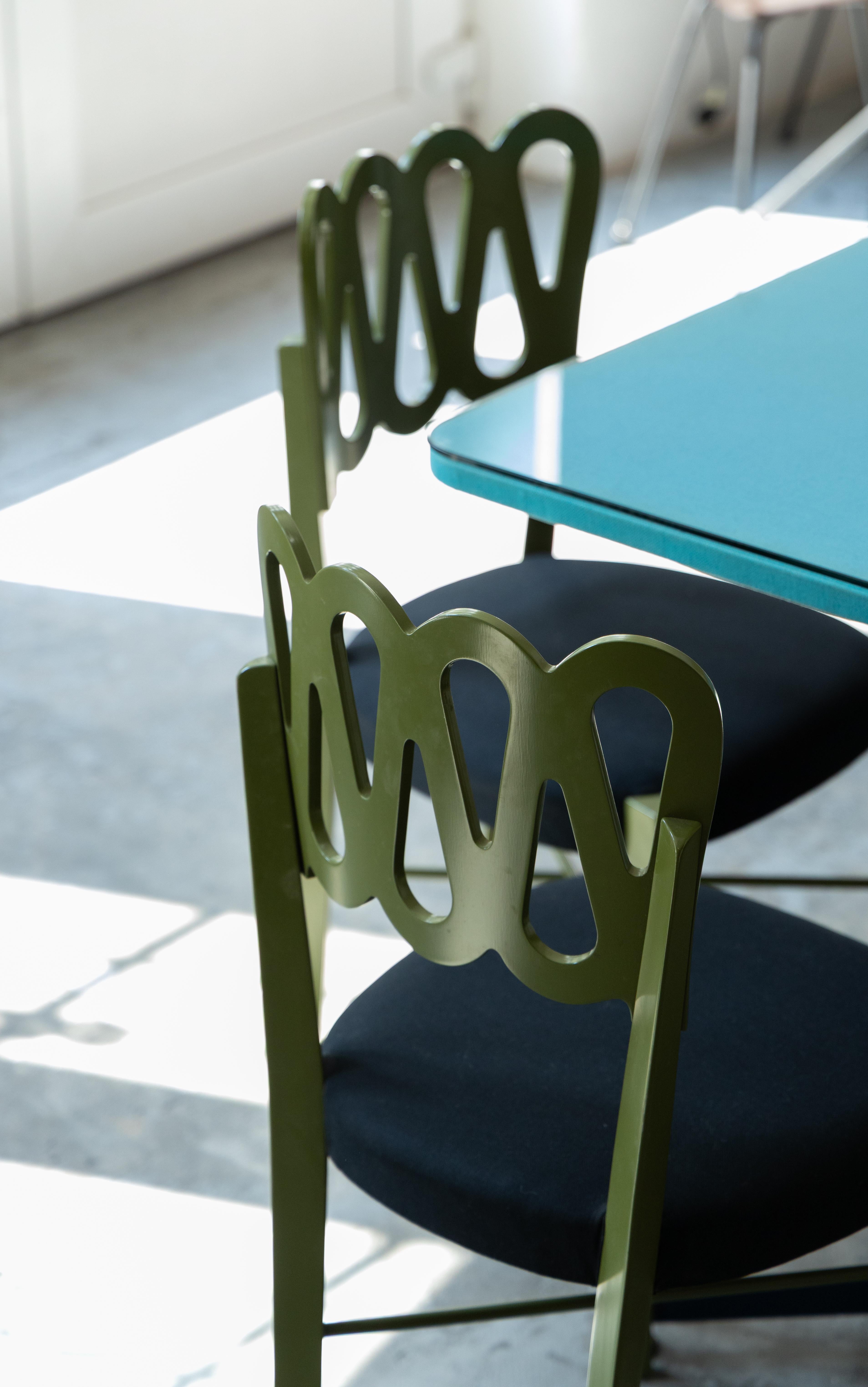 Set di 5 sedie Mod. 969, Gio Ponti, Montina, Italia, 1969  
Elegante reinterpretazione della sedia a volute disegnata da Ponti per la VI Triennale del 1936. Struttura in faggio, schienale curvato in multistrato, seduta imbottita e rivestita. Un