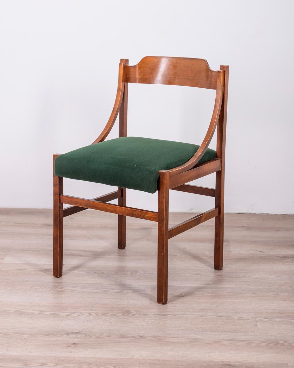 Satz von fünf Holzstühlen mit waldgrünem Samtsitz, italienisches Design, 1960er Jahre.

ZUSTAND: In gutem Zustand, mit zeitbedingten Gebrauchsspuren.

ABMESSUNGEN: Höhe 82 cm; Breite 49 cm; Länge 49 cm

MATERIAL: Holz und Samt

PRODUKTIONSJAHR: