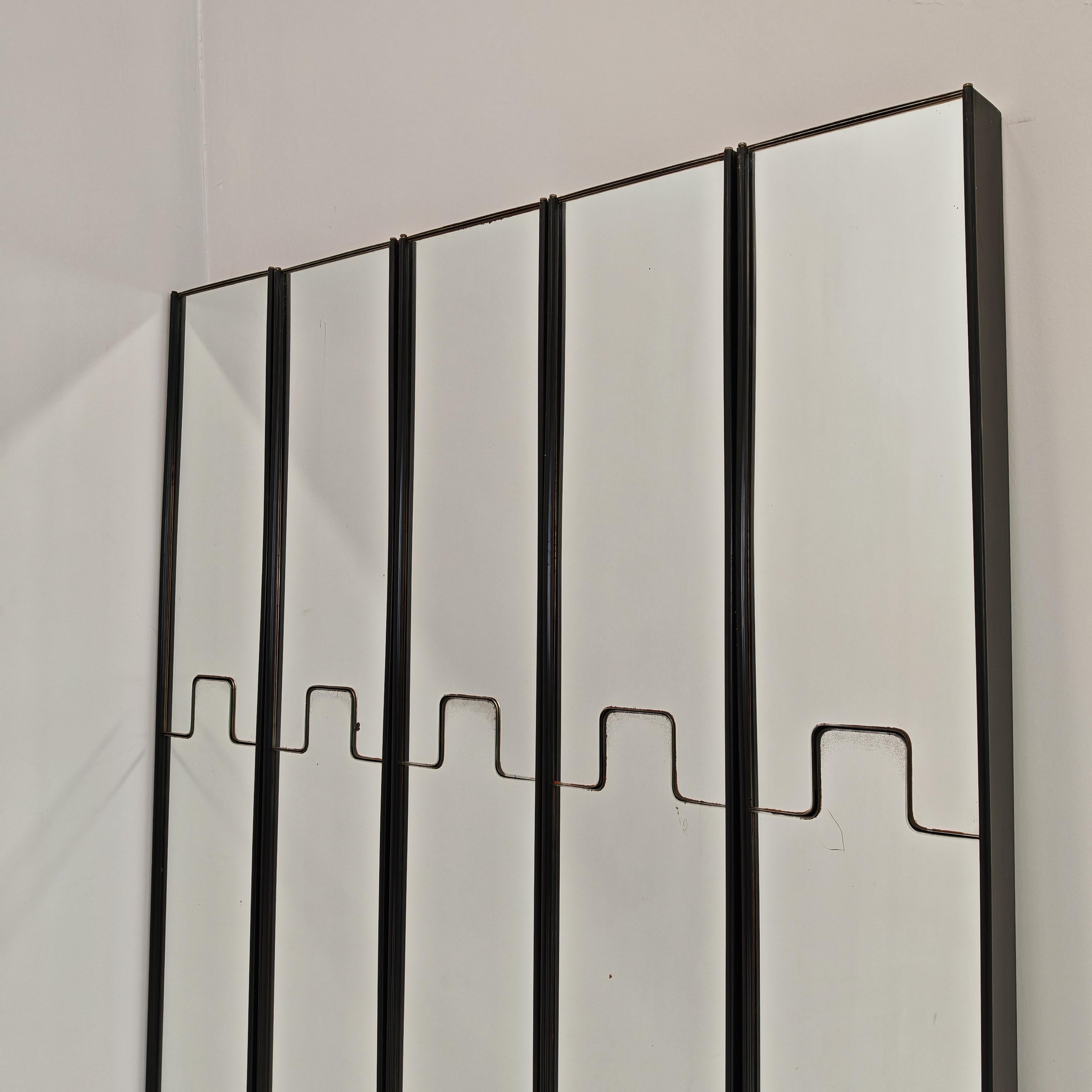 Modularer Spiegel/Kleiderständer, entworfen von Luciano Bertoncini und hergestellt von Elco in den 1970er Jahren.u2028
Kunststoffkasten mit einem 2-teiligen Spiegel auf der Vorderseite:
der obere Teil des Spiegels ist zum Aufhängen von
