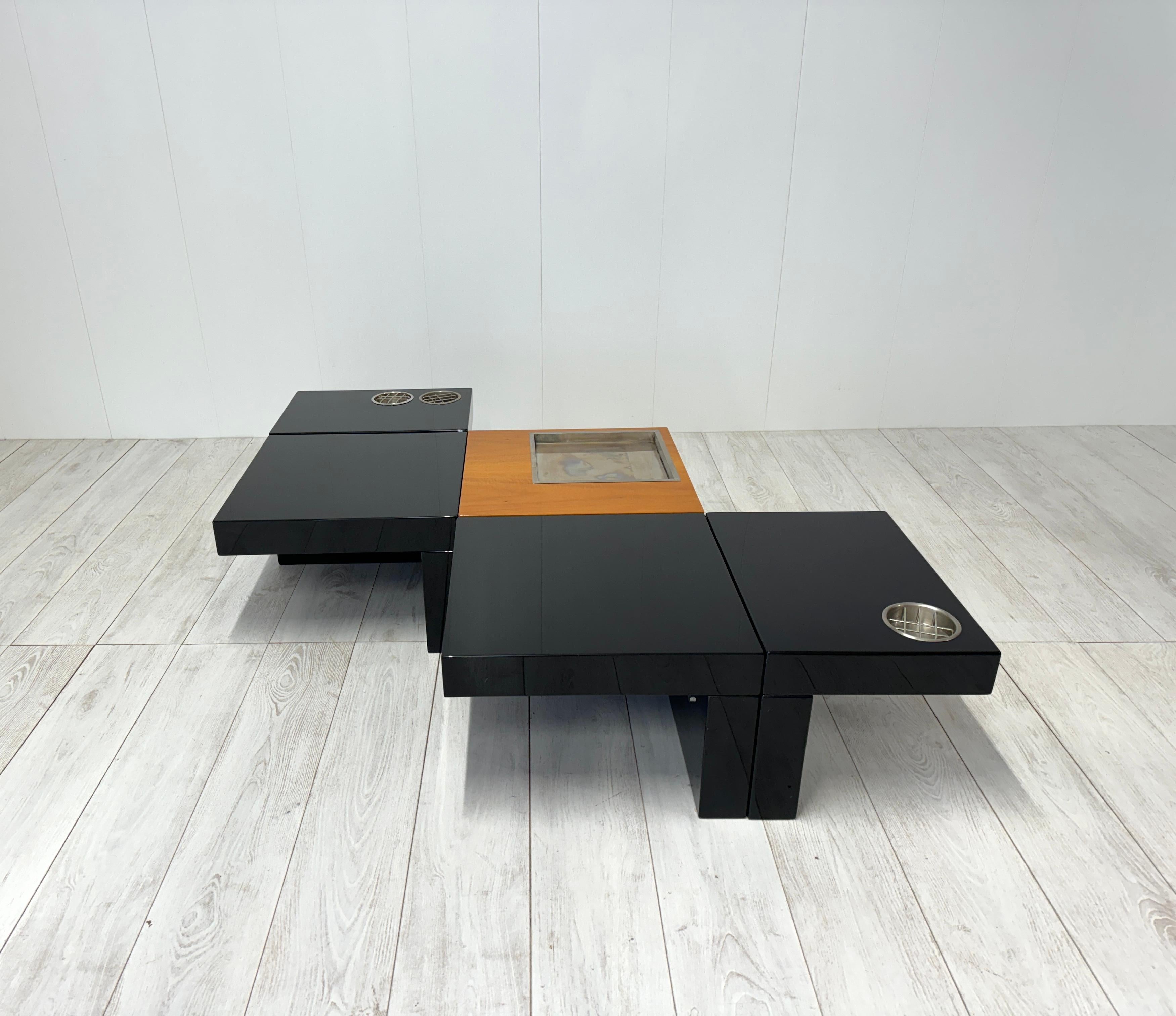 Elegante set di 5 tavolini componibili in legno, legno laccato  e vani porta oggetti in metallo cromato.
Produzione Cesare Augusto Nava, anni '70
La composizione dei tavolini può essere adattata alle proprie esigenze, creando forme geometriche a