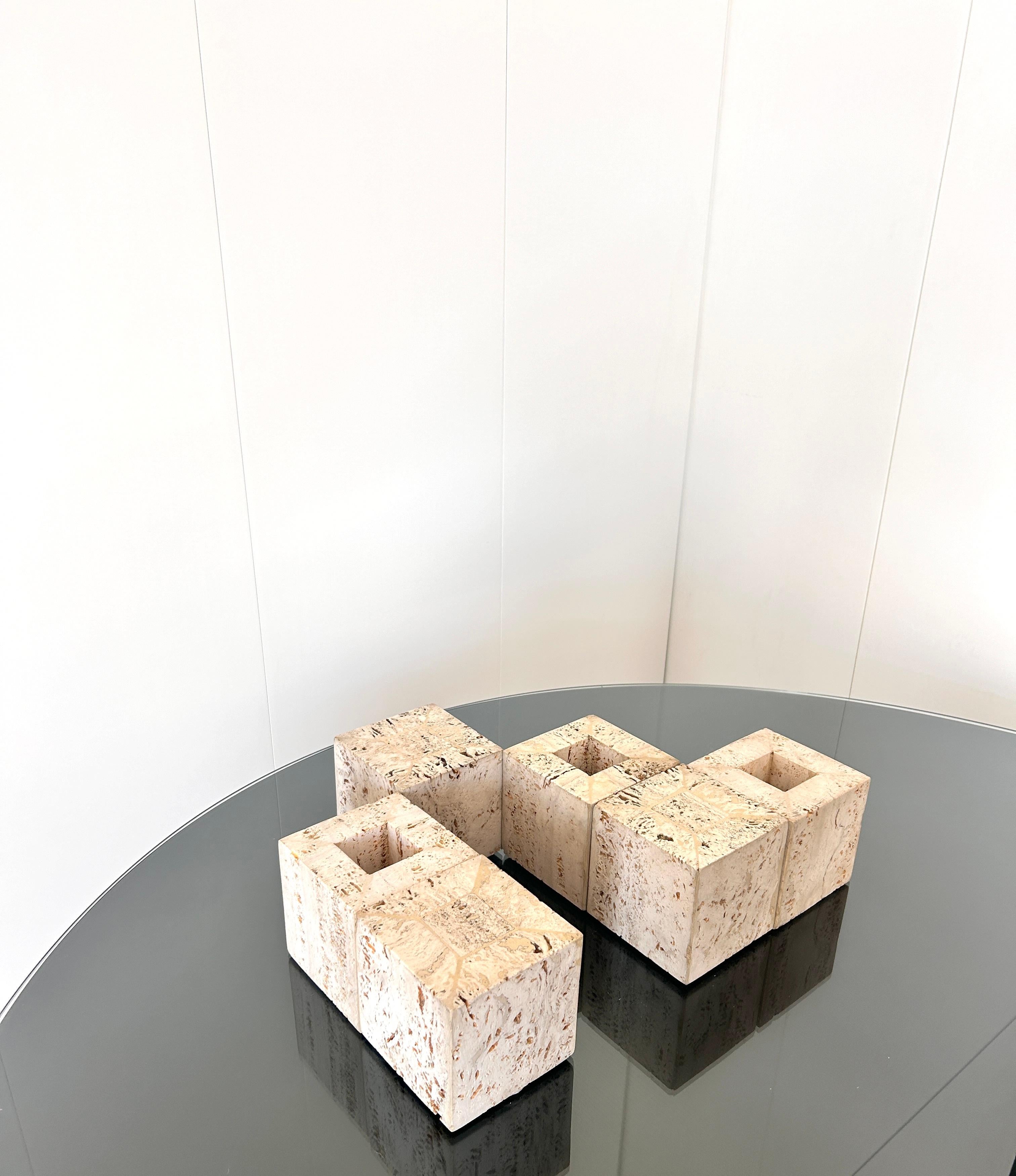 Set da scrivania composto da sei elementi cubici in travertino.
