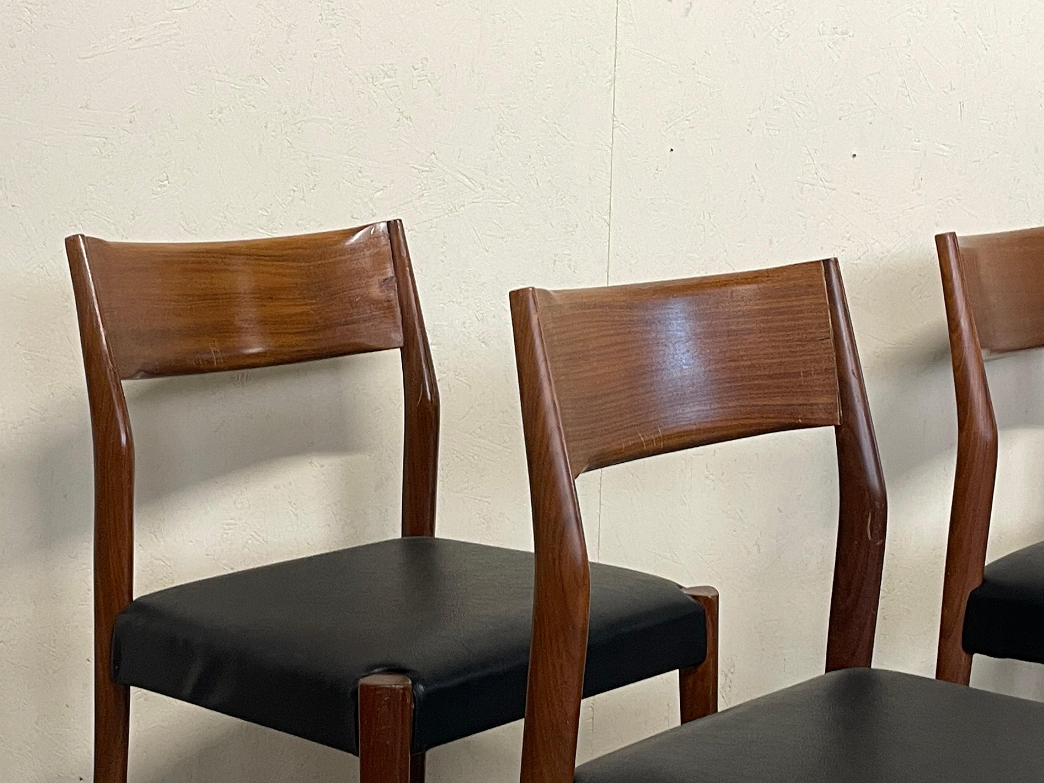 Ensemble de 6 chaises en teck des années 1960 en vente 3