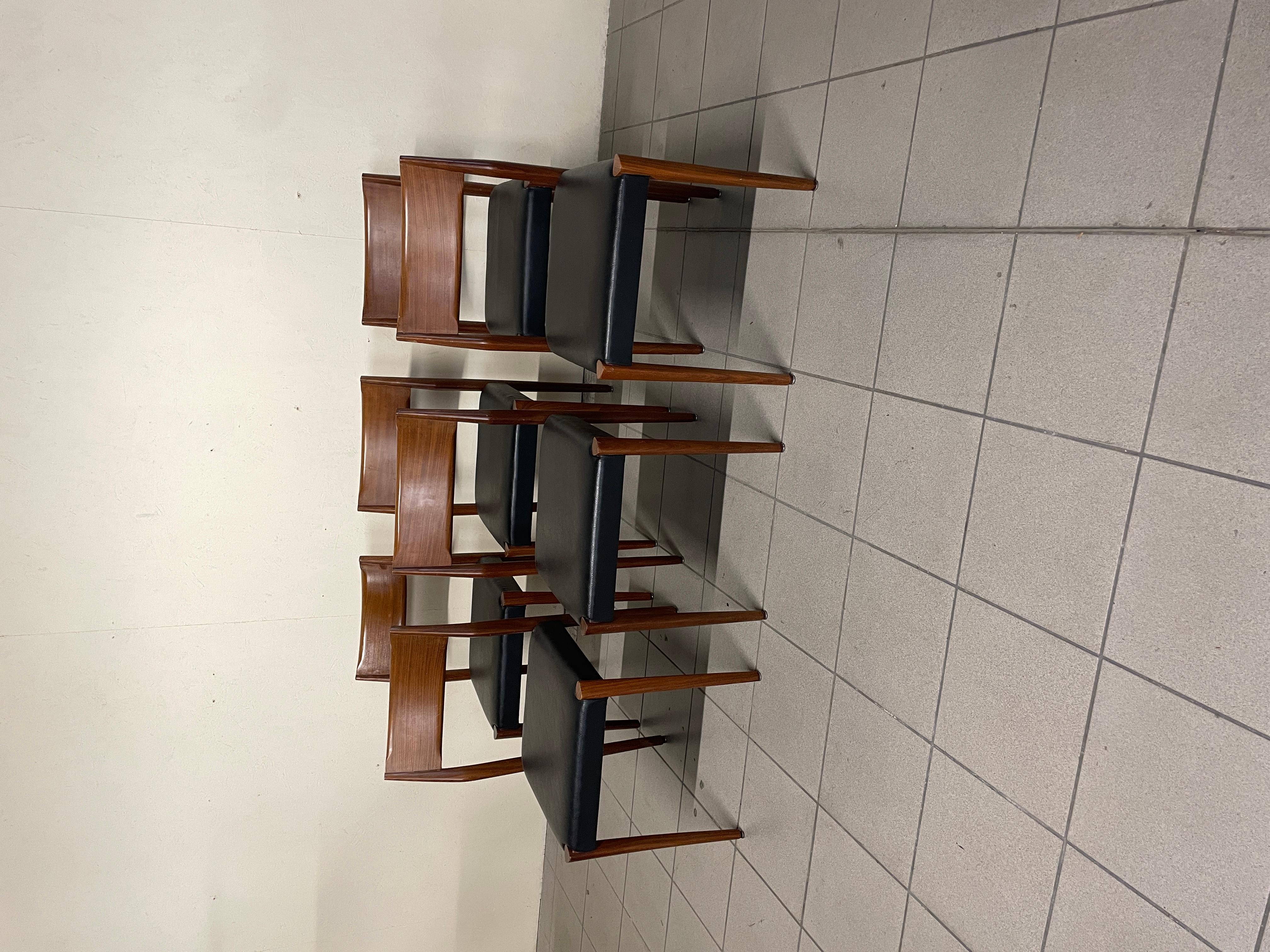 Ensemble de 6 chaises scandinaves vintage des années 1960.

Le design est épuré, linéaire mais très intéressant.

Structure en teck avec sièges en skaï noir.

Ils n'ont pas été restaurés mais sont en très bon état avec quelques signes du temps mais
