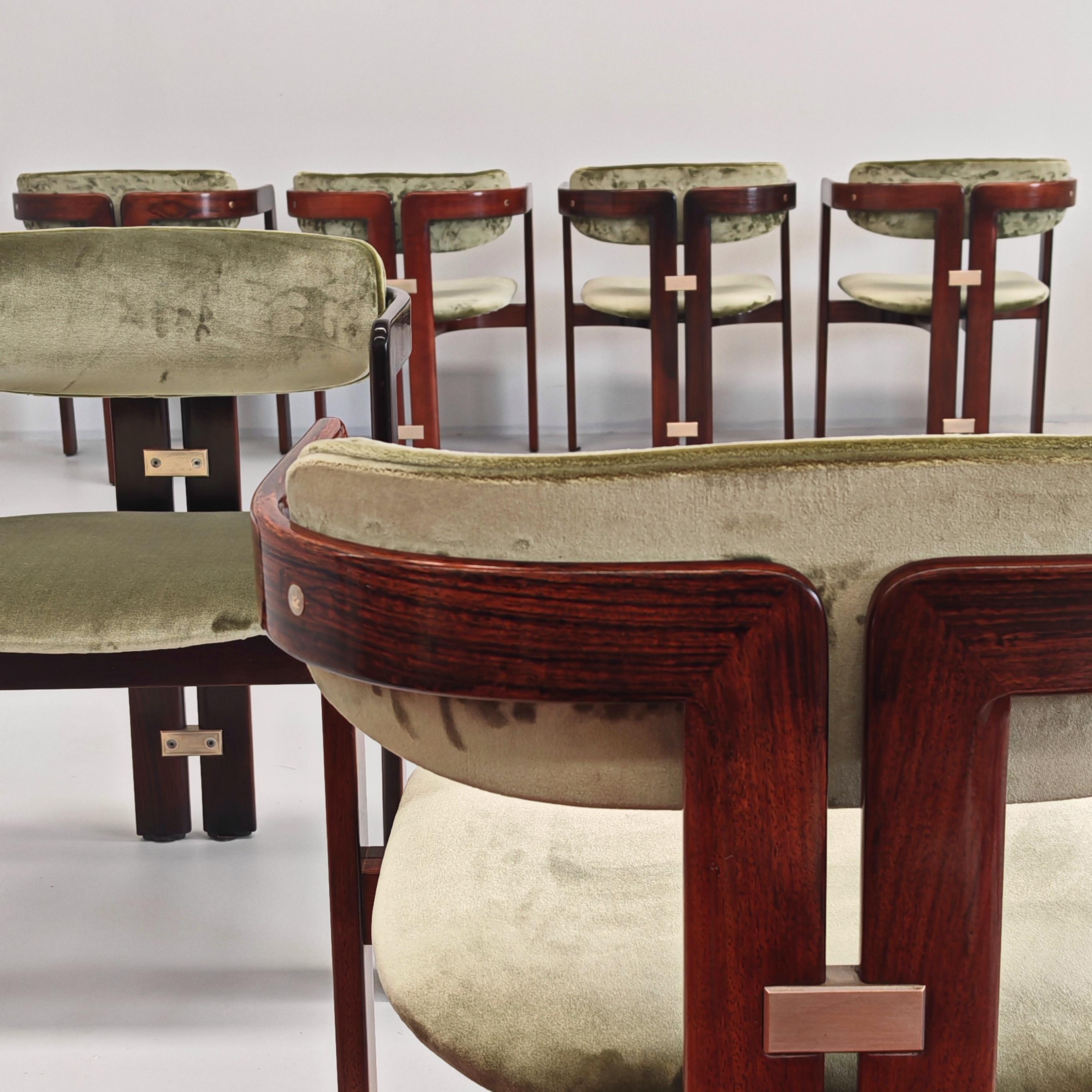Gorgeous set of 1970s chairs designed by Augusti Savini for Pozzi Italia
The chairs feature seats and backs upholstered with a fine green velvet that we repurposed according to the original colors
The chair's frame made of fine wood of the period
