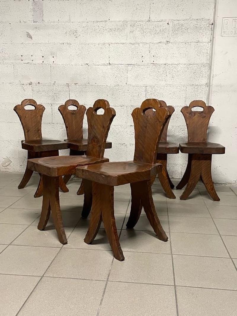Complete set of 6 brutalist chairs from the 1960s.

The chairs are made of pine wood, and the whole set is in excellent structural and patina condition.

A rustic but distinctive design especially for the elegance of its legs.