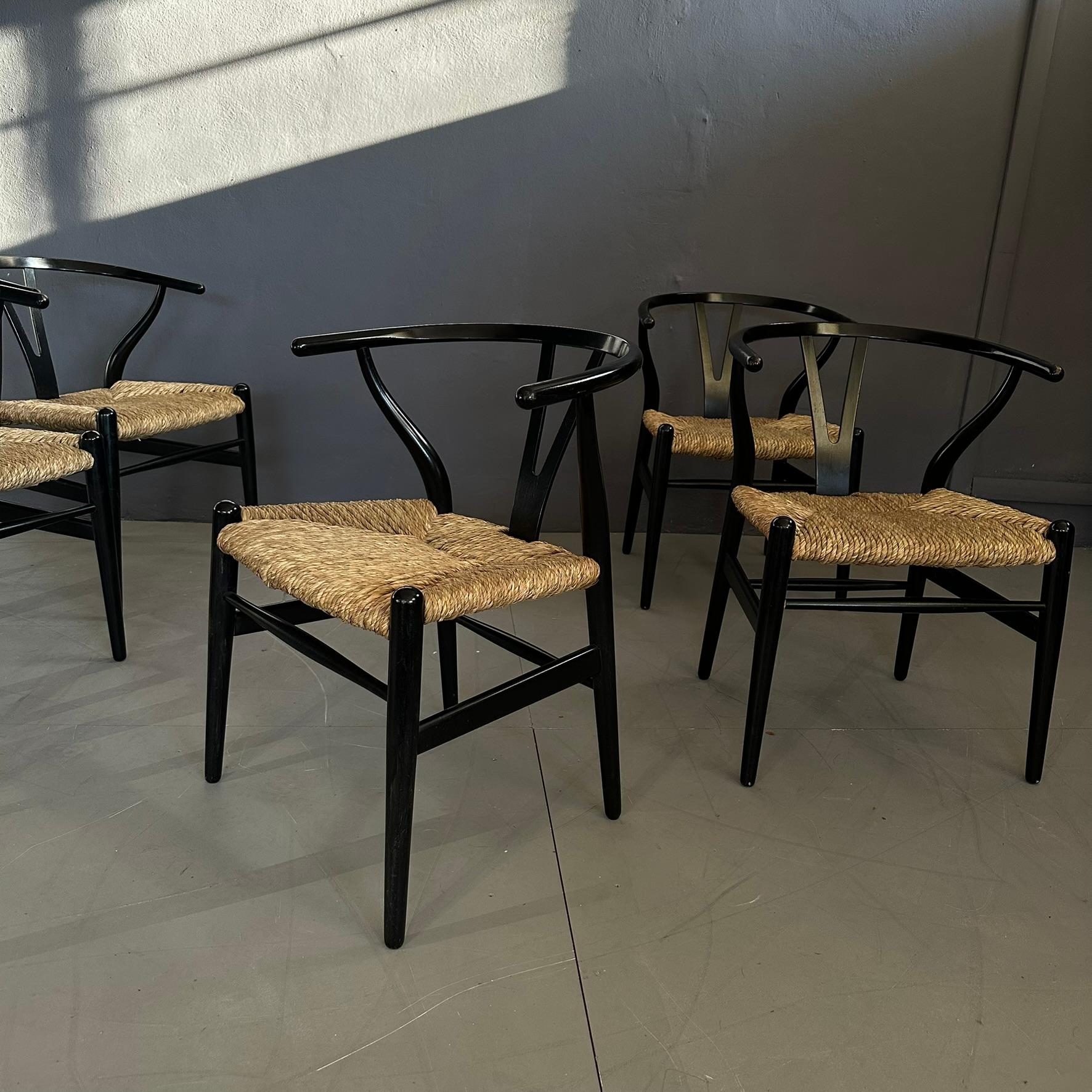 Mid-Century Modern Set di 6 sedie 'CH24 Wishbone' design di Hans J. Wegner, black structure