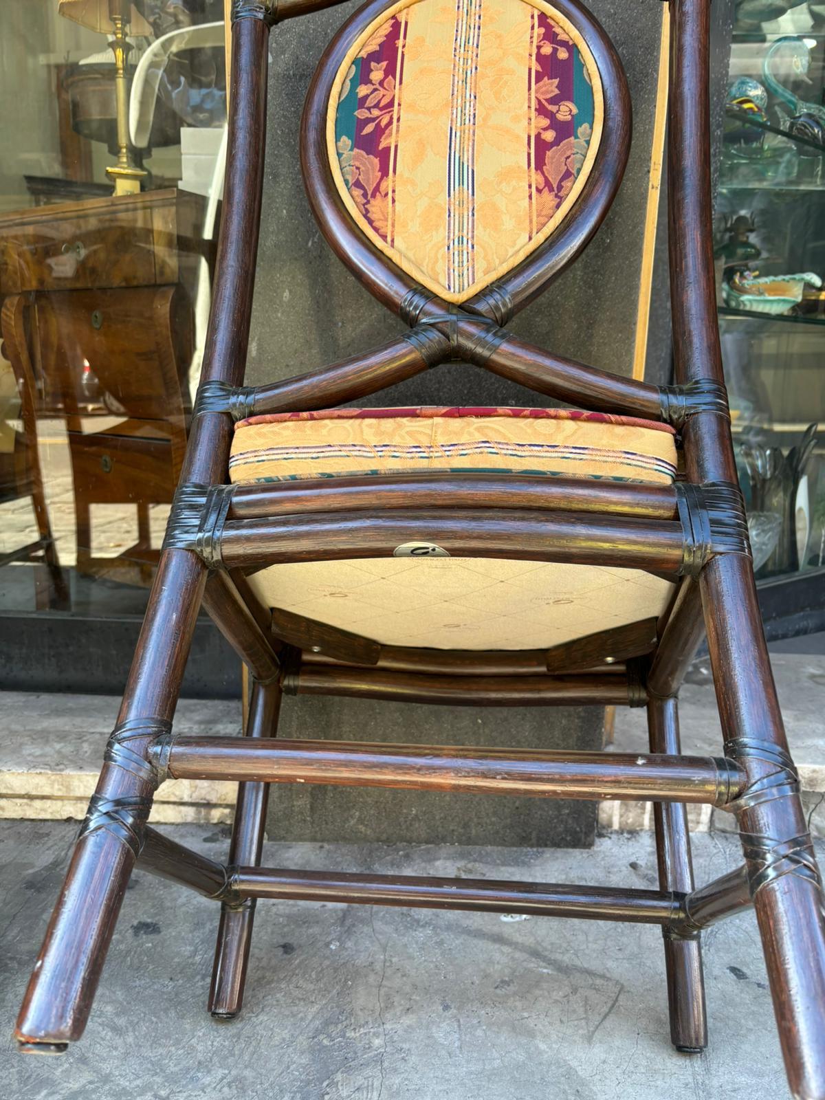 Juego de 6 sillas de comedor de bambú de Italo Gasparucci años 70.

Las sillas son originales con la tela del logotipo de Gasparucci visible en la foto y con la tapicería original.
Están en buen estado con el desgaste normal del tiempo 
y no
