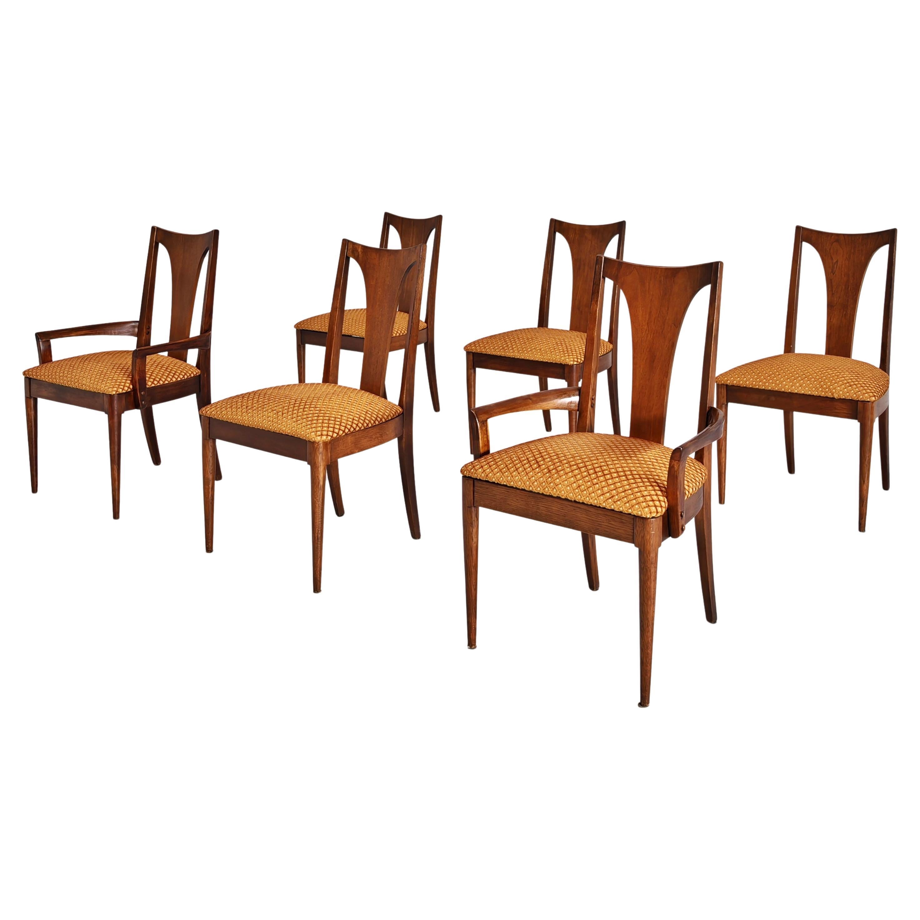 Maravilloso juego de seis sillas de comedor vintage de madera y terciopelo jacquard fabricadas en EE.UU. por Broyhill Brasilia en la década de 1960
Esta línea de muebles se inspira en los fabulosos diseños de la nueva capital de Brasil, Brasilia,