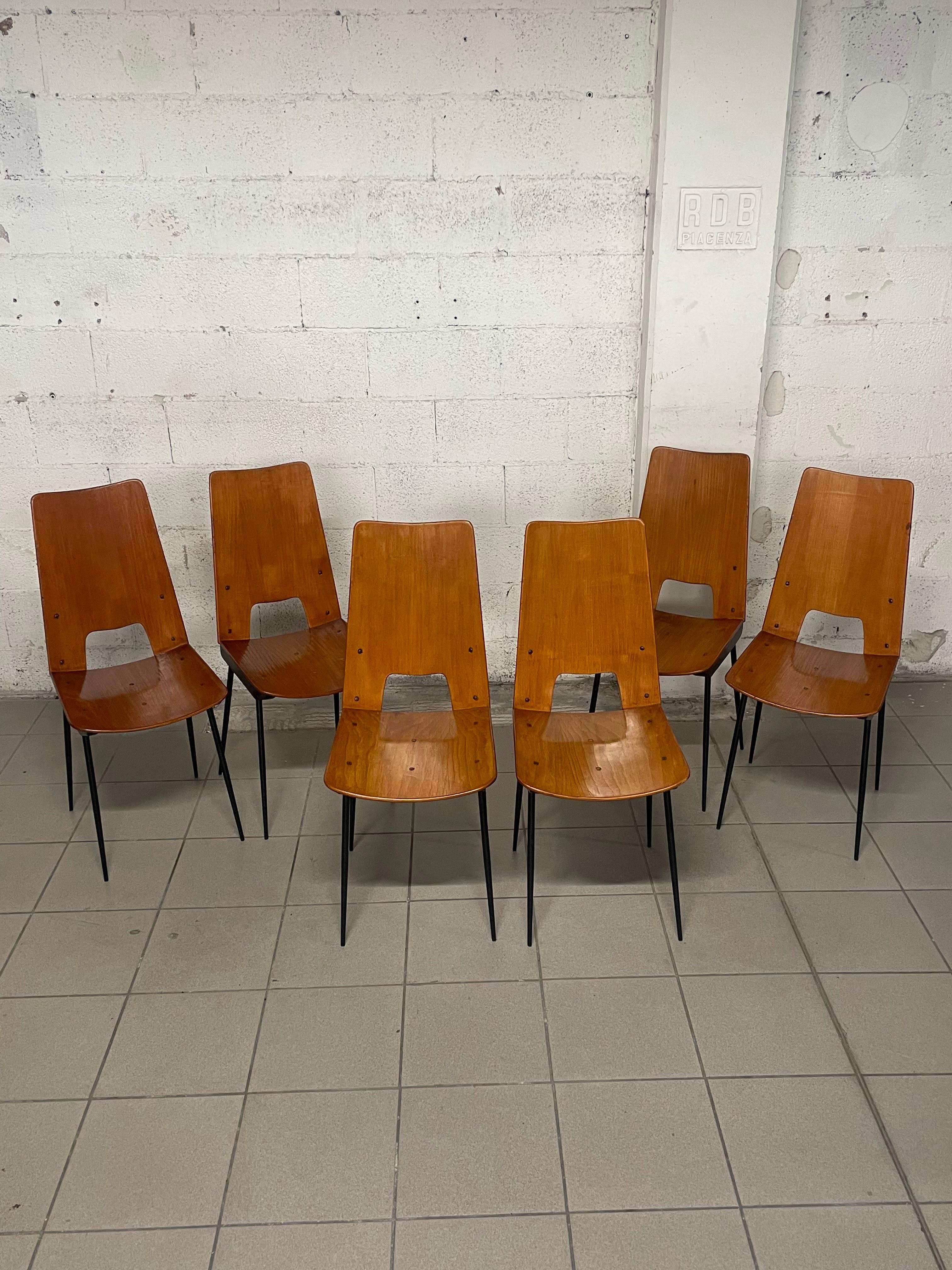 Set of 6 chairs by Carlo Ratti for Società Compensati Curvati (Monza - Italy) from the 1950s and fully restored.

The chairs have iron legs and curved oak plywood frame.

