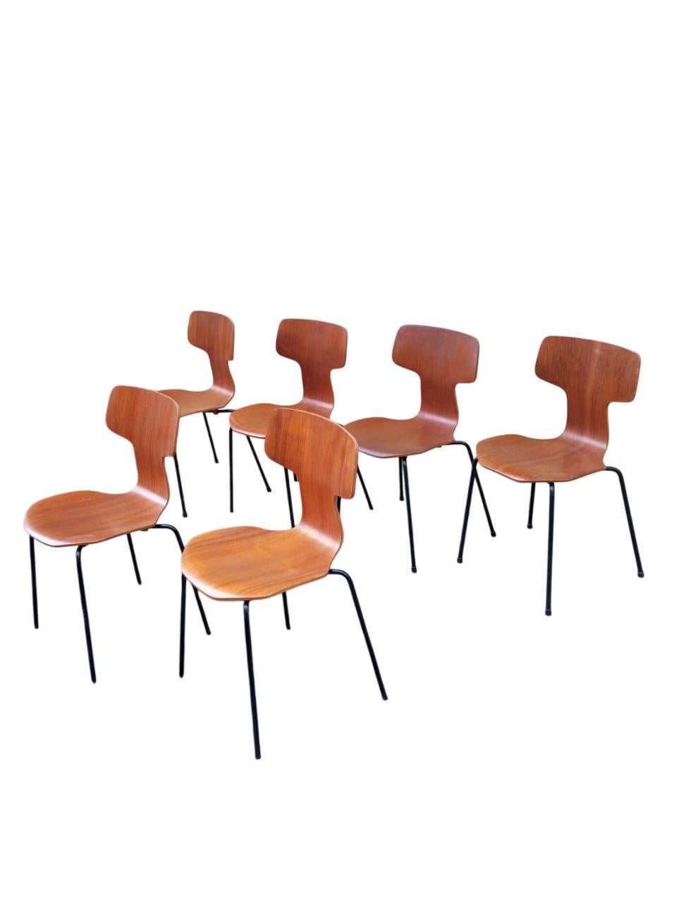 Ensemble original de six chaises Hammer (modèle3103) conçues par Arne Jacobsen en 1955 et produites par Friz Hansen. 
Également connue sous le nom de 