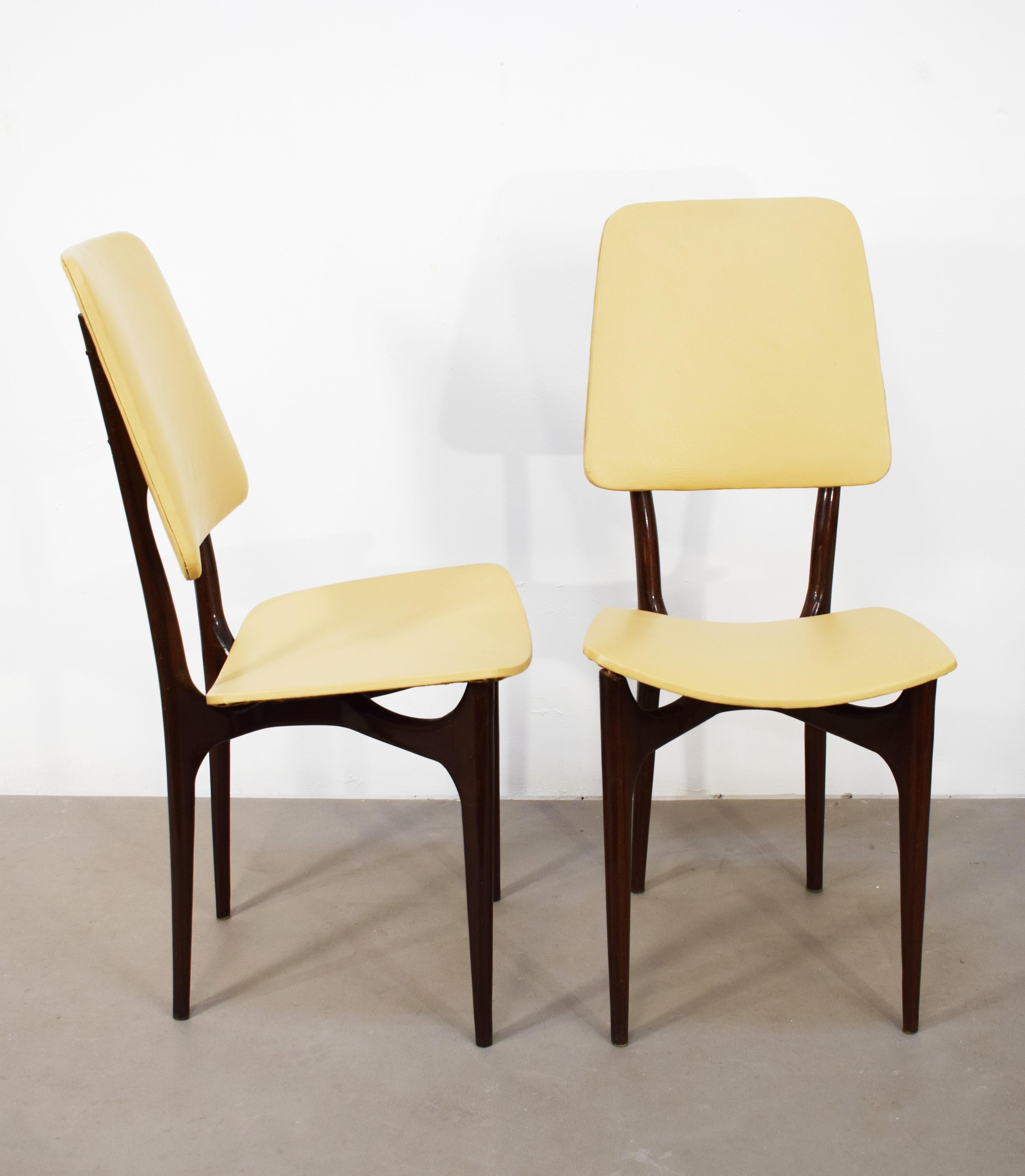 Set di 6 sedie anni '50, produzione italiana.
Struttura in legno, seduta e schienale in similpelle.
Condizioni ottime, normali segni del tempo, strutture solide, una seduta presenta un buchino, vedere foto.
Dimensioni: H= 96 cm; L= 43 cm; P= 55 cm;