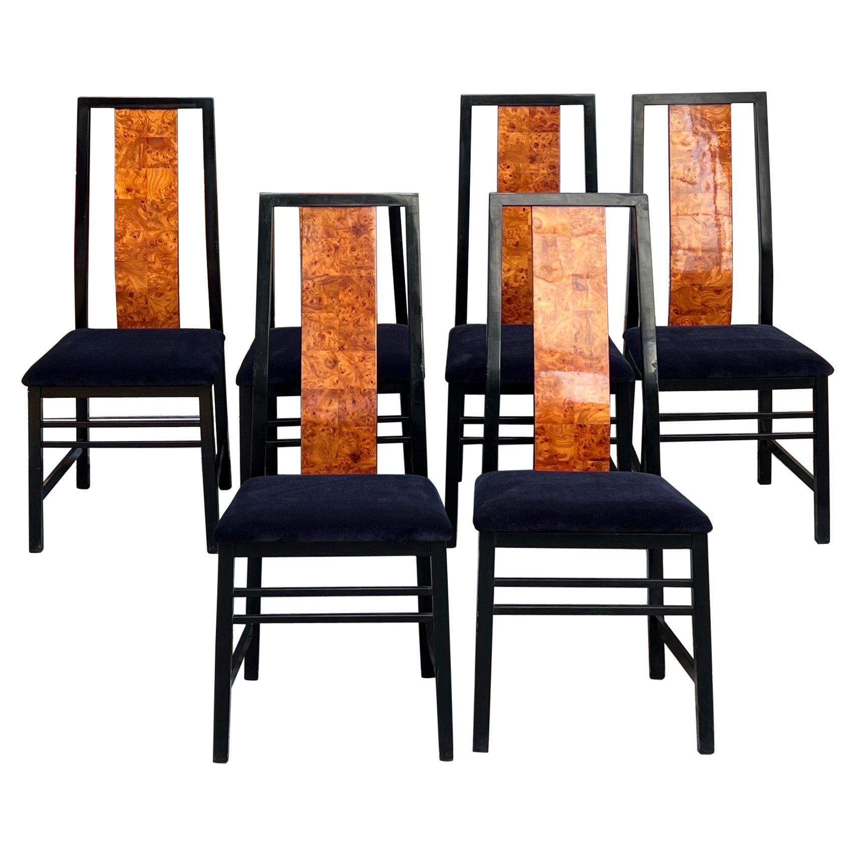 Set di 6 sedie laccate nere con spalliera in radice di noce e seduta rivestita di recente con velluto nero.
