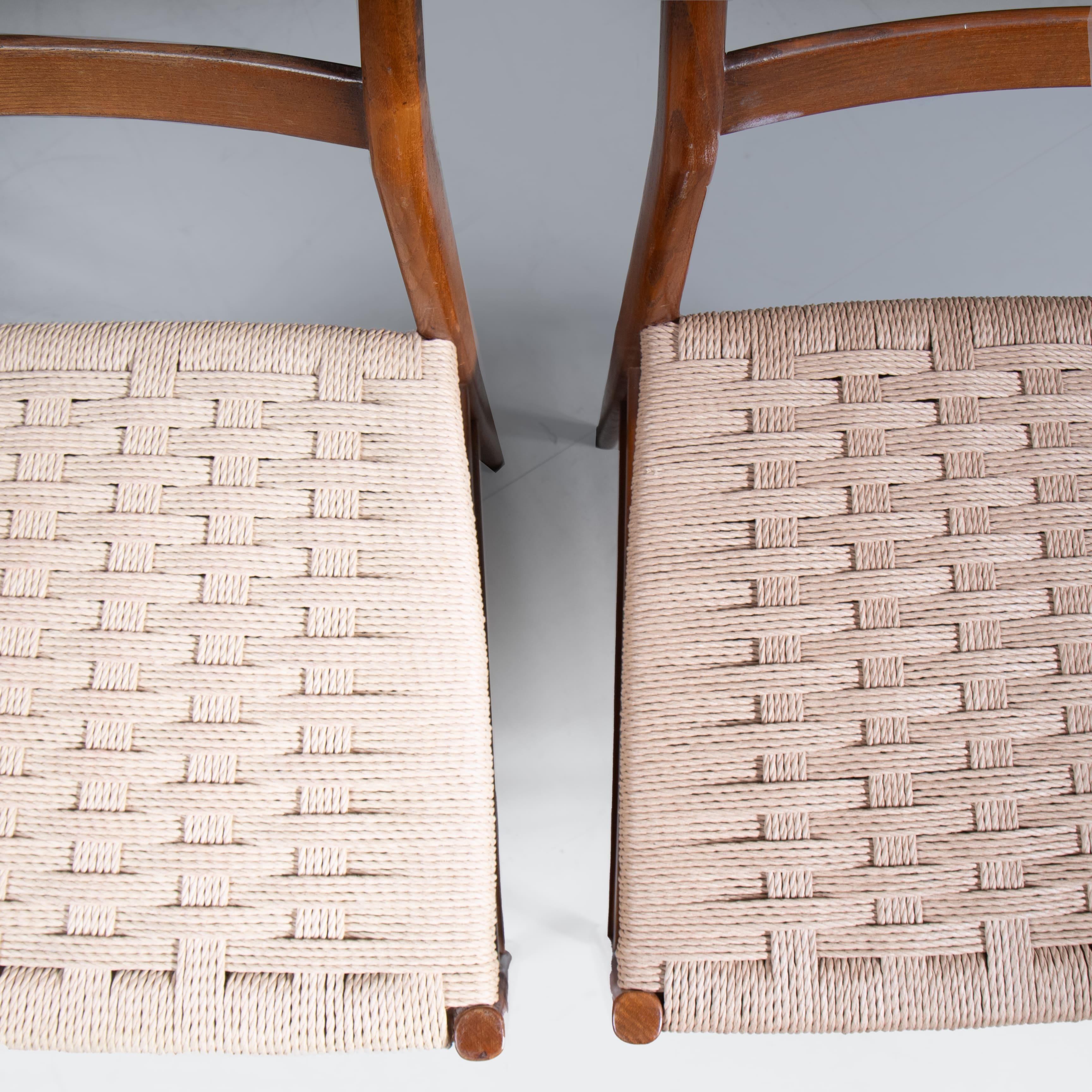 Ces chaises emblématiques représentent un chef-d'œuvre du design italien, alliant légèreté et robustesse dans un équilibre parfait. La chaise Leggera de Gio Ponti se distingue par son design minimaliste et raffiné, caractérisé par des lignes épurées