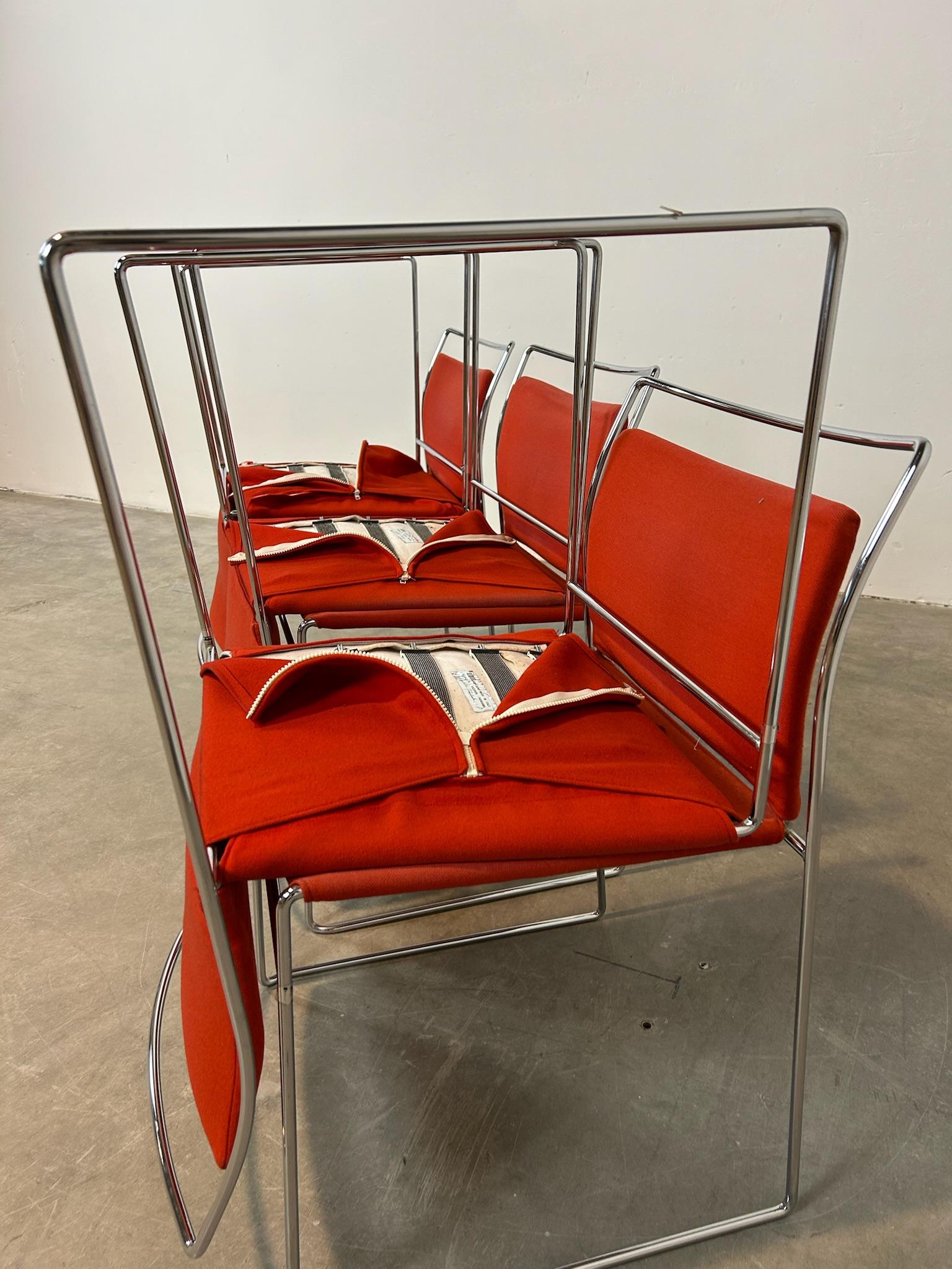 Set di sei sedie Tulu, disegnate da Kazuhide Takahama per Gavina negli anni '70, capolavori del design italo-giapponese che fondono rigore zen e industrial chic. La Luce est en tube d'acacia cromato, d'un diamètre de 25 mm, avec des salissures