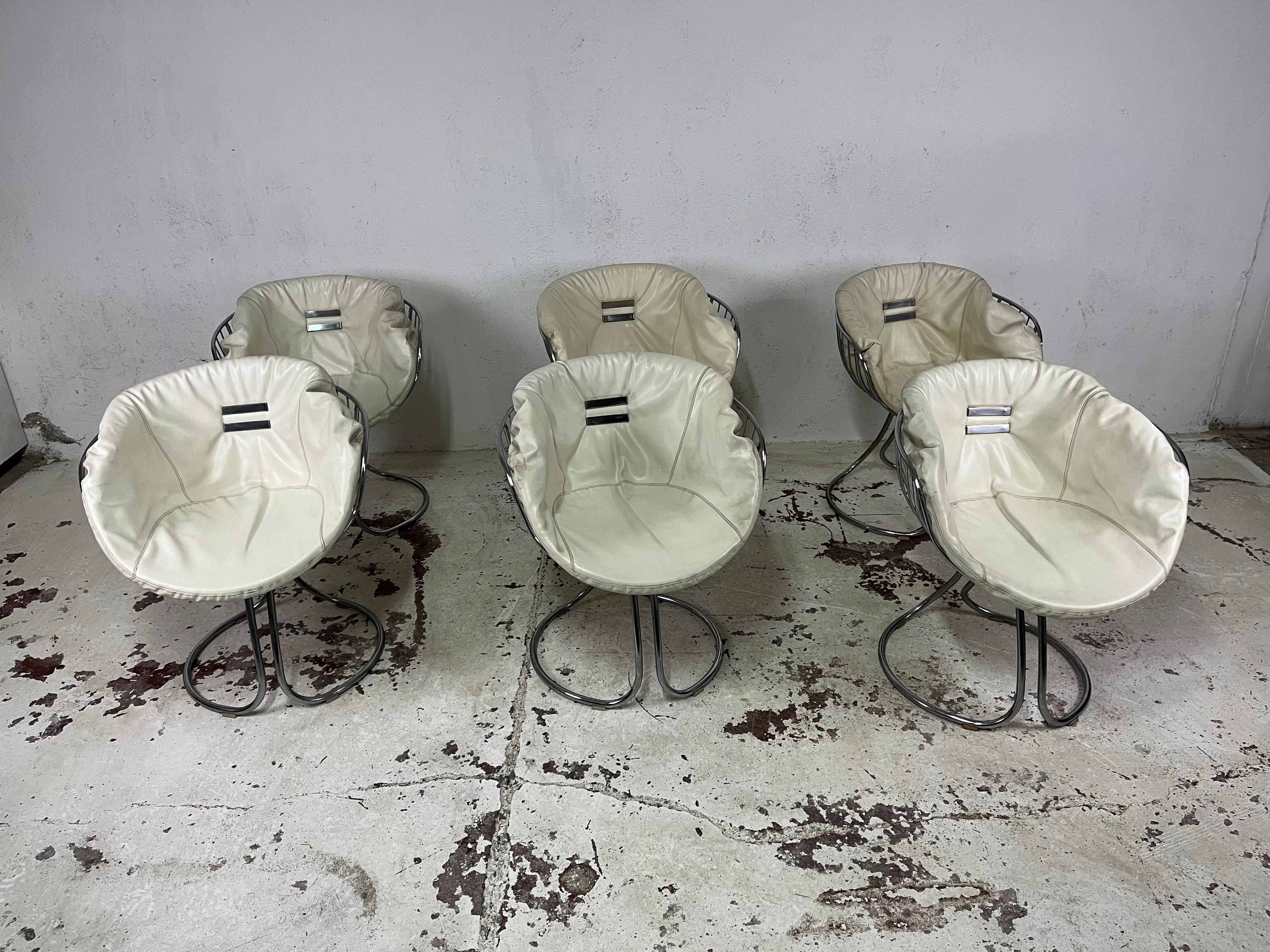 Set consisting of 6 chairs with finely curved chrome metal frame and creamy white leather seat model Pan Am designed by Gastone Rinaldi for Rima in the 1970s.

The chairs have been thoroughly cleaned and polished, they are in excellent condition