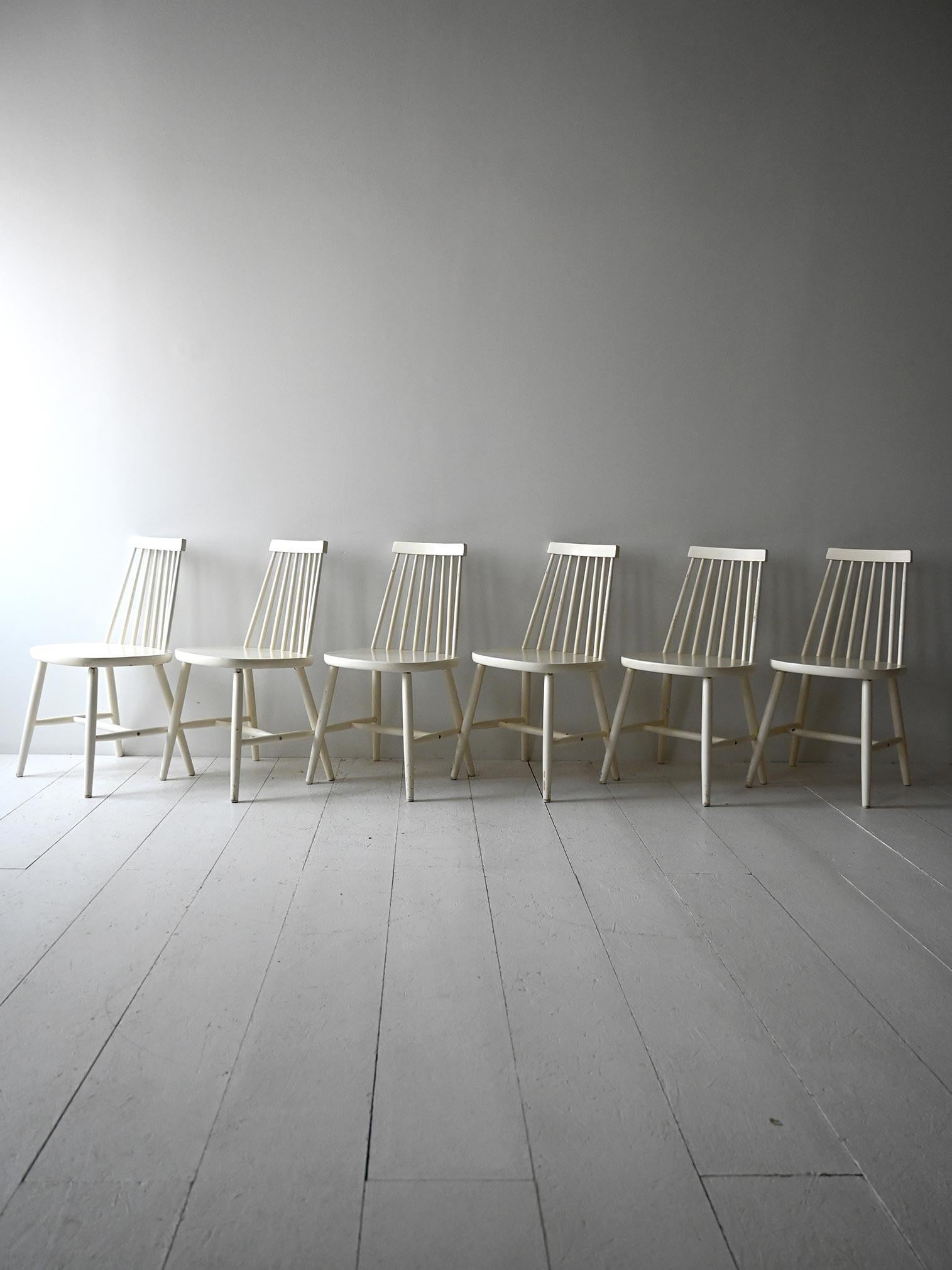 Sei sedie vintage scandinave modello Pinstolar. Struttura in legno tornito verniciato bianco, schienale a pioli.

Linee pulite e proporzioni classiche caratterizzano questo set di sei sedie vintage scandinave in stile Pinstolar. Realizzate in legno