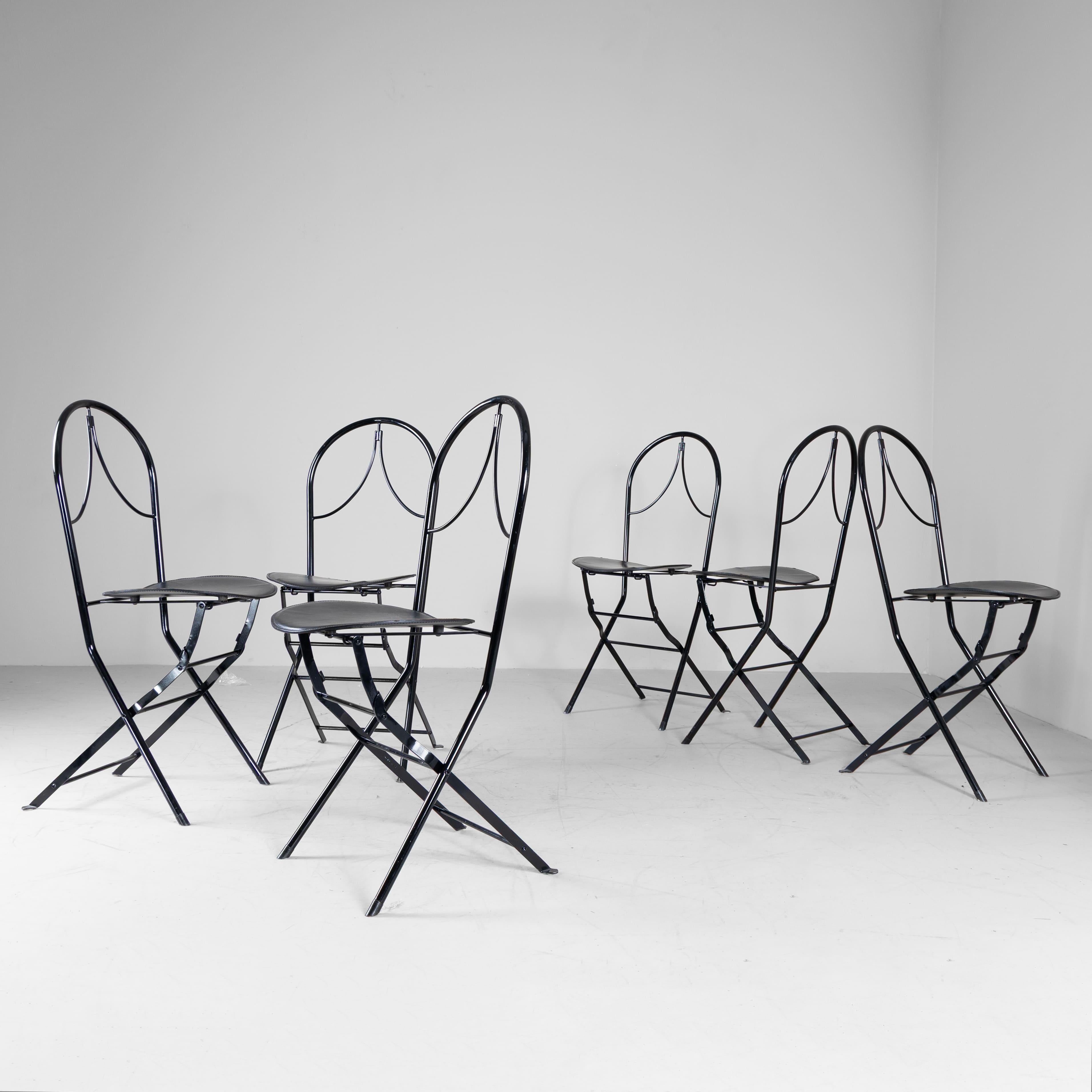 Chaise pliante Rosacamuna, conçue par Achille Castiglioni pour Zanotta, Italie, 1983. Ensemble de 6. Structure en métal avec tubes continus reliant le dossier et les pieds, assise ronde en nylon recouverte de cuir. Mécanisme de verrouillage conçu