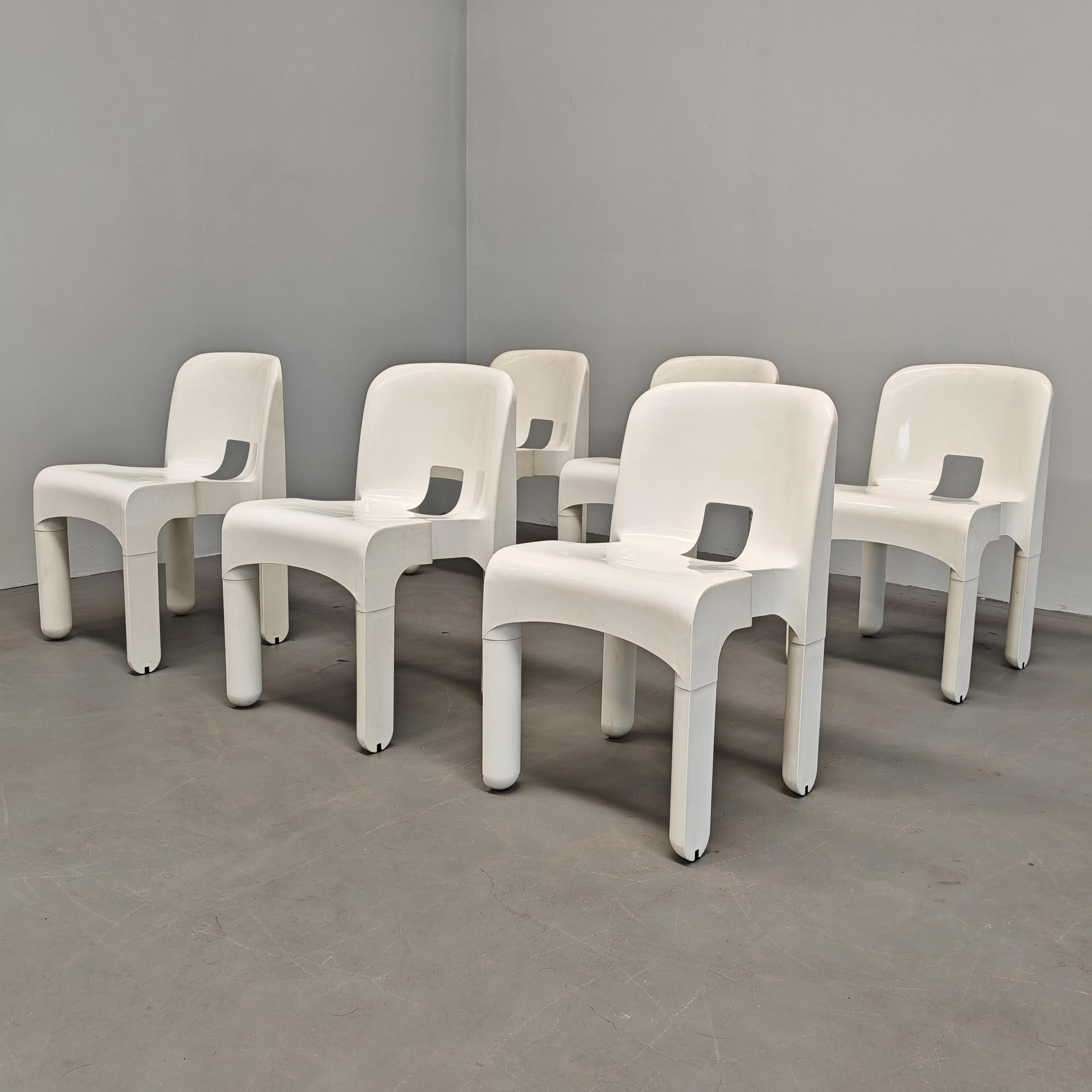 Les chaises 4867 de Kartell ont été conçues par Joe Colombo à la fin des années 1960. Saveur de l'ère spatiale  présentent de nombreuses caractéristiques de conception telles que le cylindre de jambe coupé en deux pour s'adapter parfaitement ou