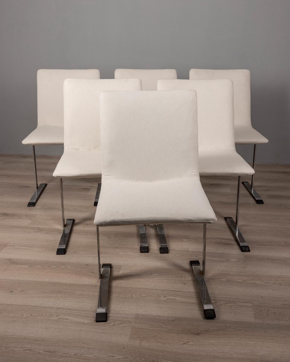 Satz von sechs Stühlen mit verchromtem Metallgestell und grauem Stoffbezug, Modell Inaly, Design Giovanni Offredi für Saporiti, 1970er Jahre.

ZUSTAND:
In gutem Zustand, kann altersbedingte Gebrauchsspuren aufweisen.

ABMESSUNGEN:
Höhe 87 cm; Breite