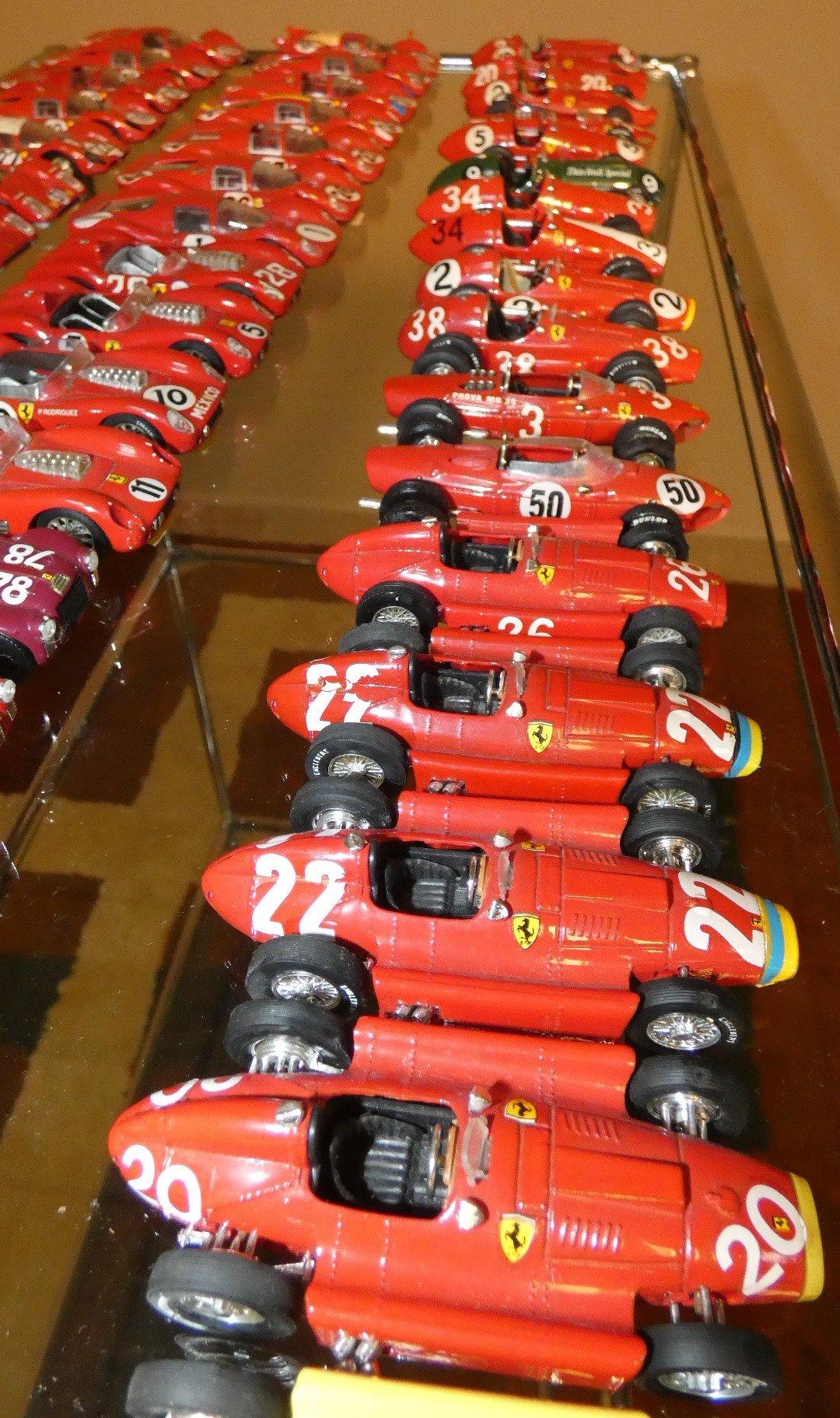 Ensemble de 64 modèles de collection représentant les archives historiques de la Scuderia Ferrari.
Entièrement réalisé à l'échelle 1/43 par Brumm en Italie dans les années 1980... et c'est d'ailleurs à ces modèles des années 1980 que s'arrête la