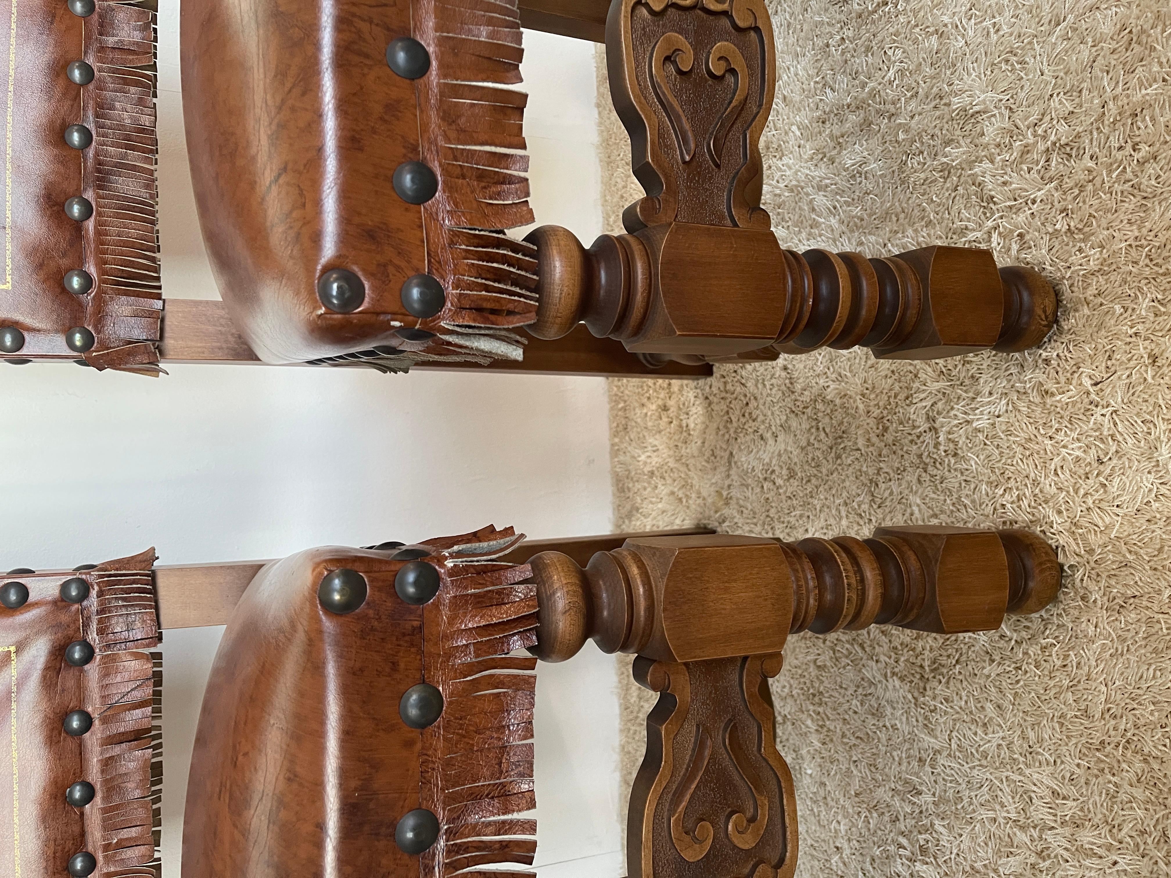 ensemble de 8 chaises anciennes en noyer de style néo-renaissance italien