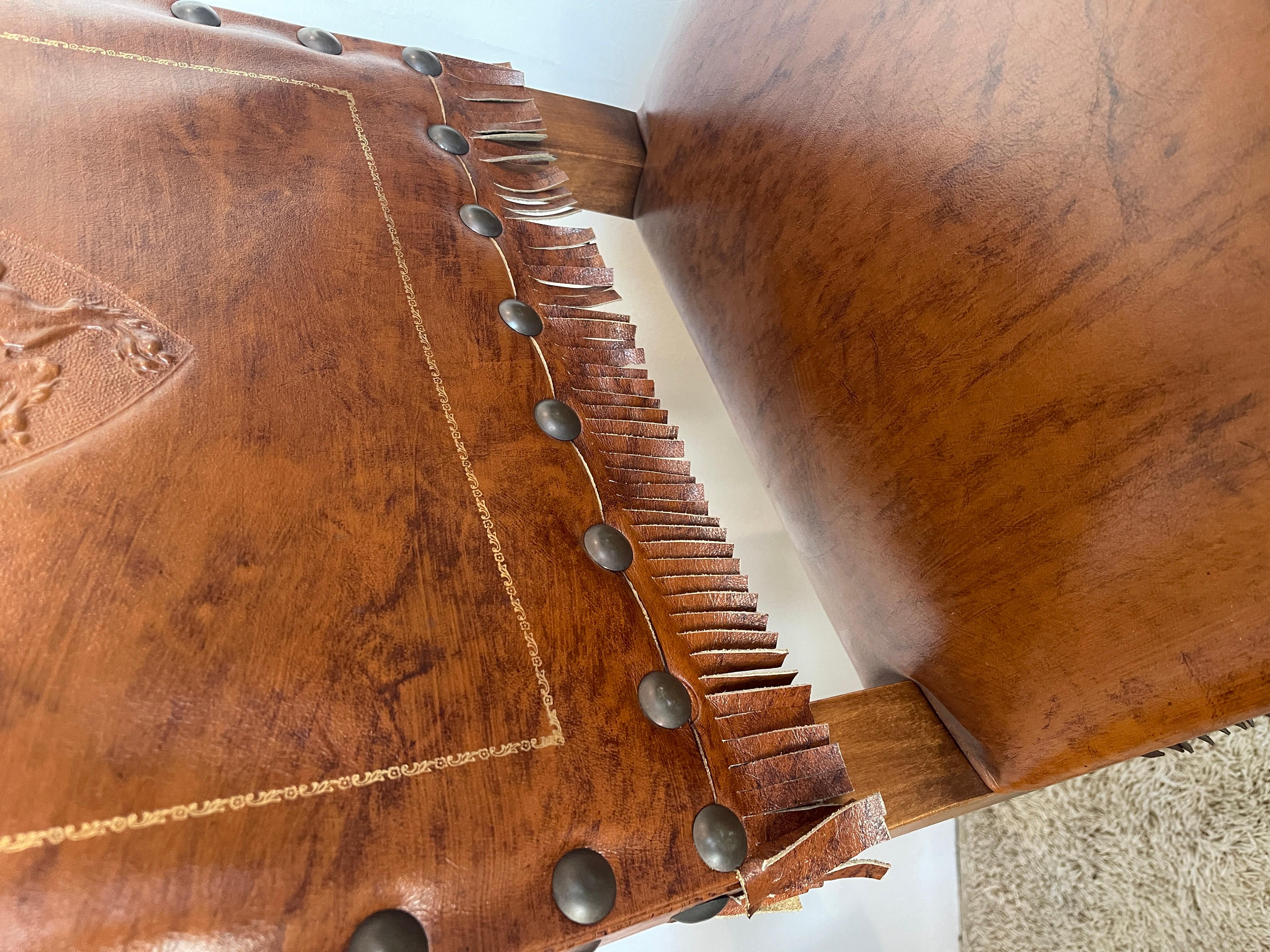Néo-Renaissance Ensemble de 8 chaises anciennes en cuir et noyer de style néo-renaissance italien en vente