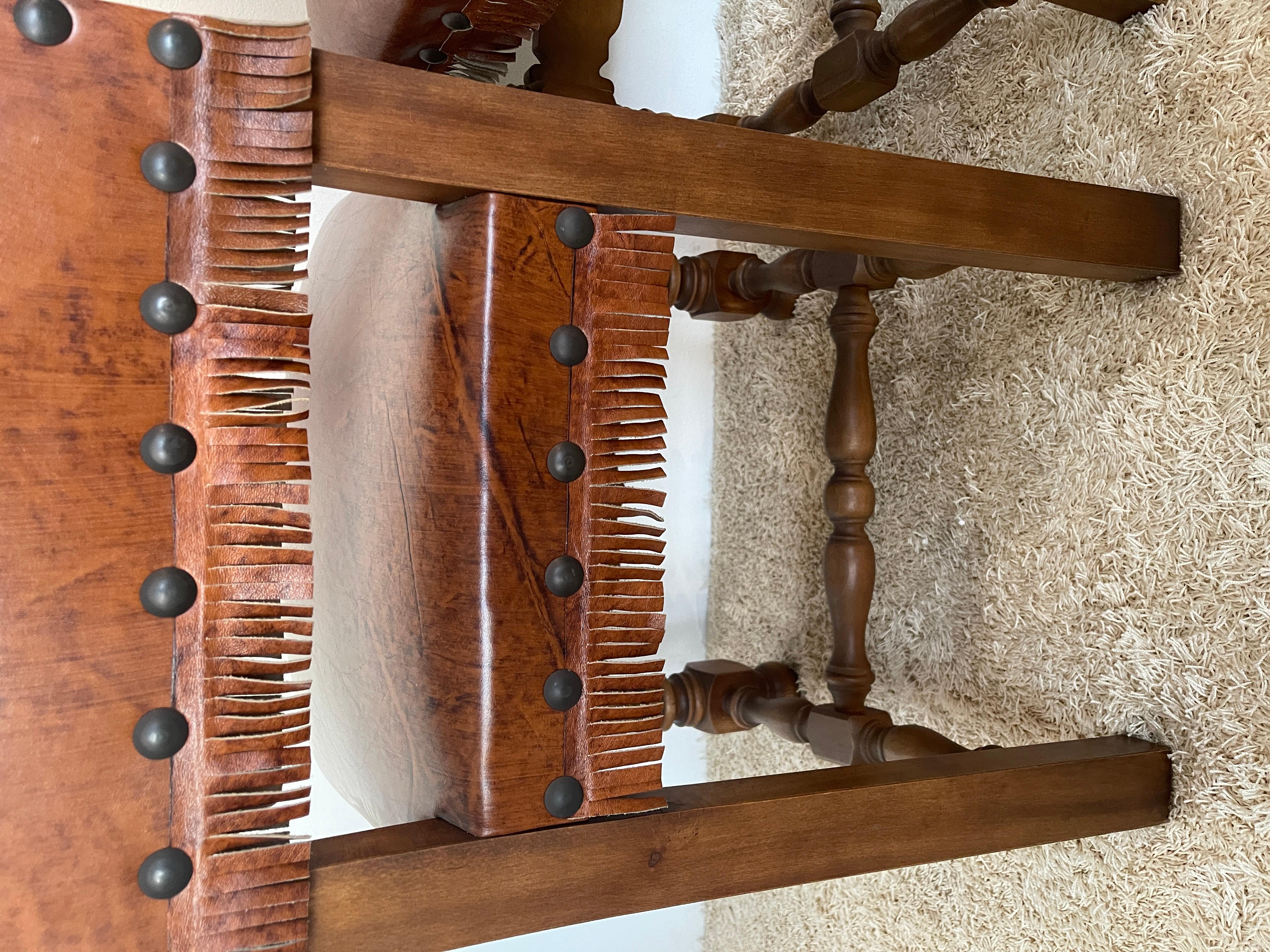 Italian Ensemble de 8 chaises anciennes en cuir et noyer de style néo-renaissance italien en vente