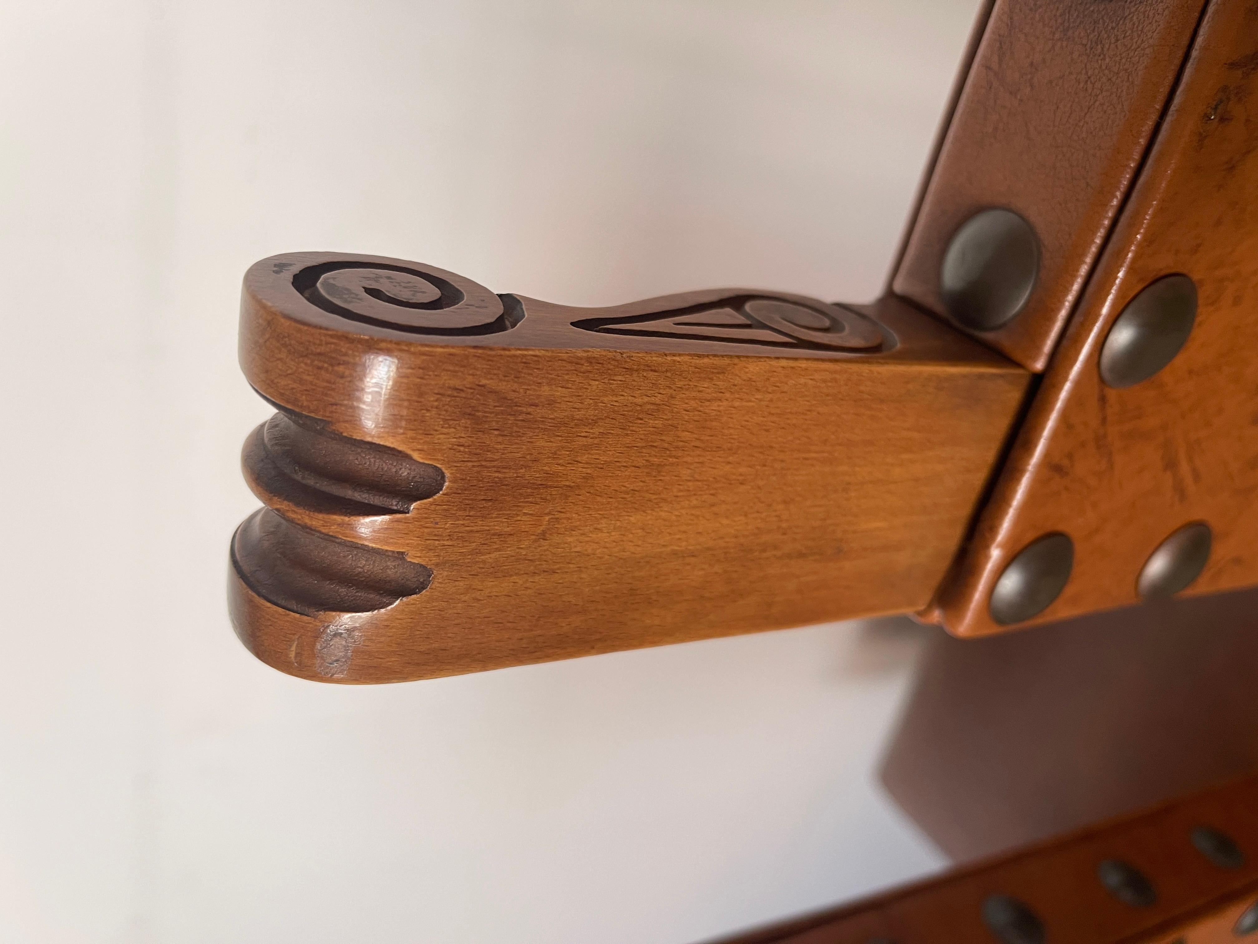Fait main Ensemble de 8 chaises anciennes en cuir et noyer de style néo-renaissance italien en vente