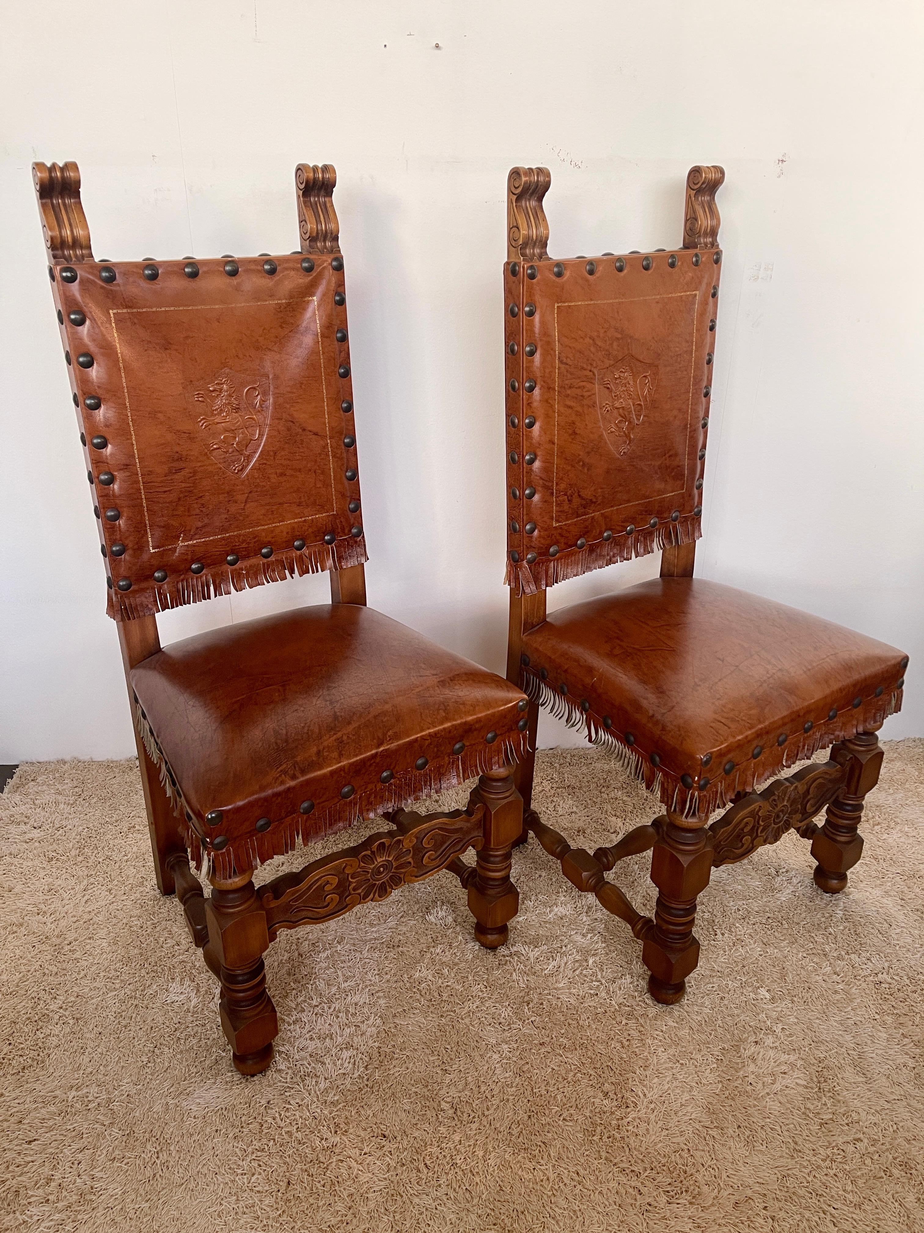 Ensemble de 8 chaises anciennes en cuir et noyer de style néo-renaissance italien Excellent état - En vente à Cantù, IT