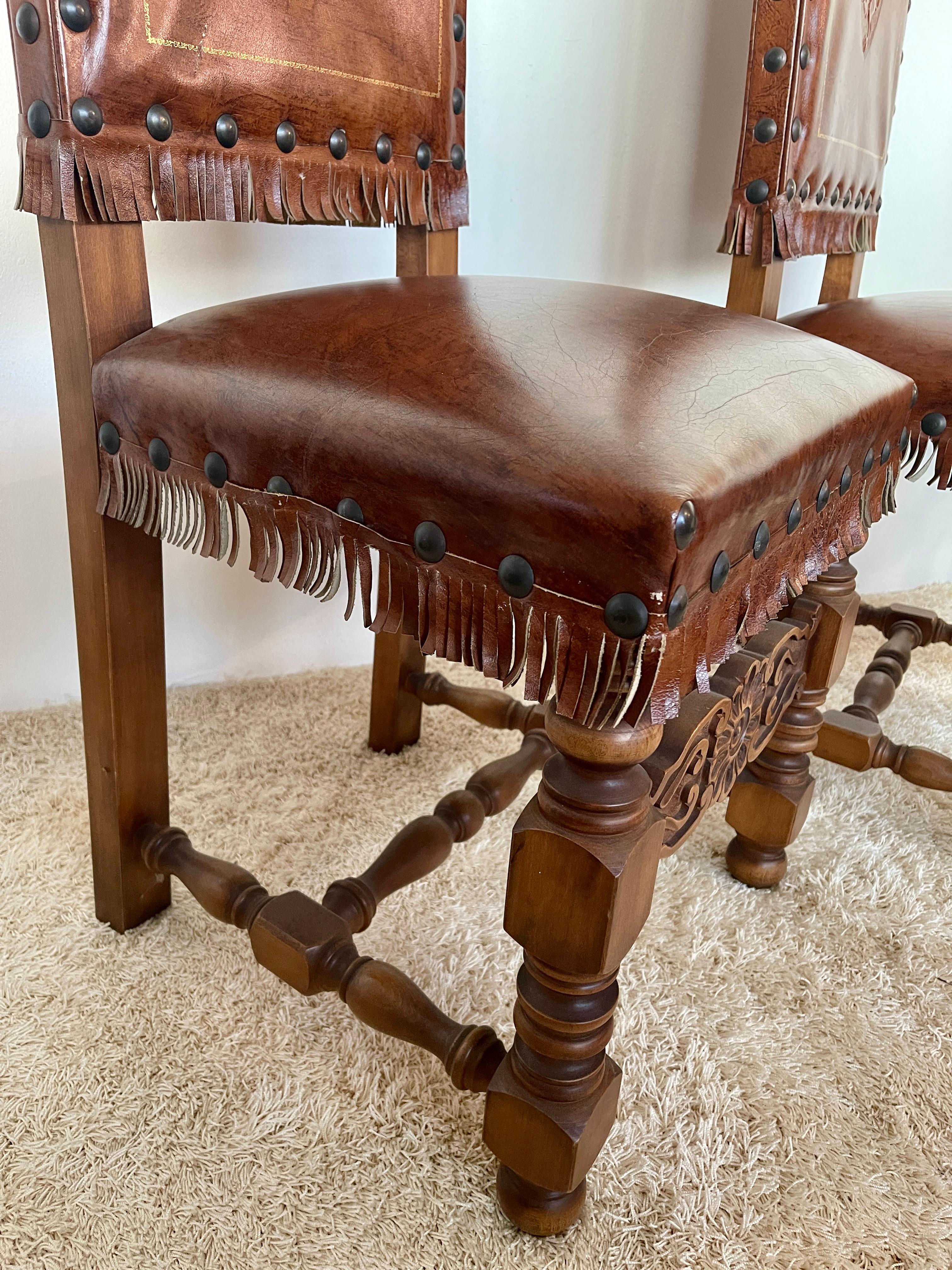 19th Century Ensemble de 8 chaises anciennes en cuir et noyer de style néo-renaissance italien en vente