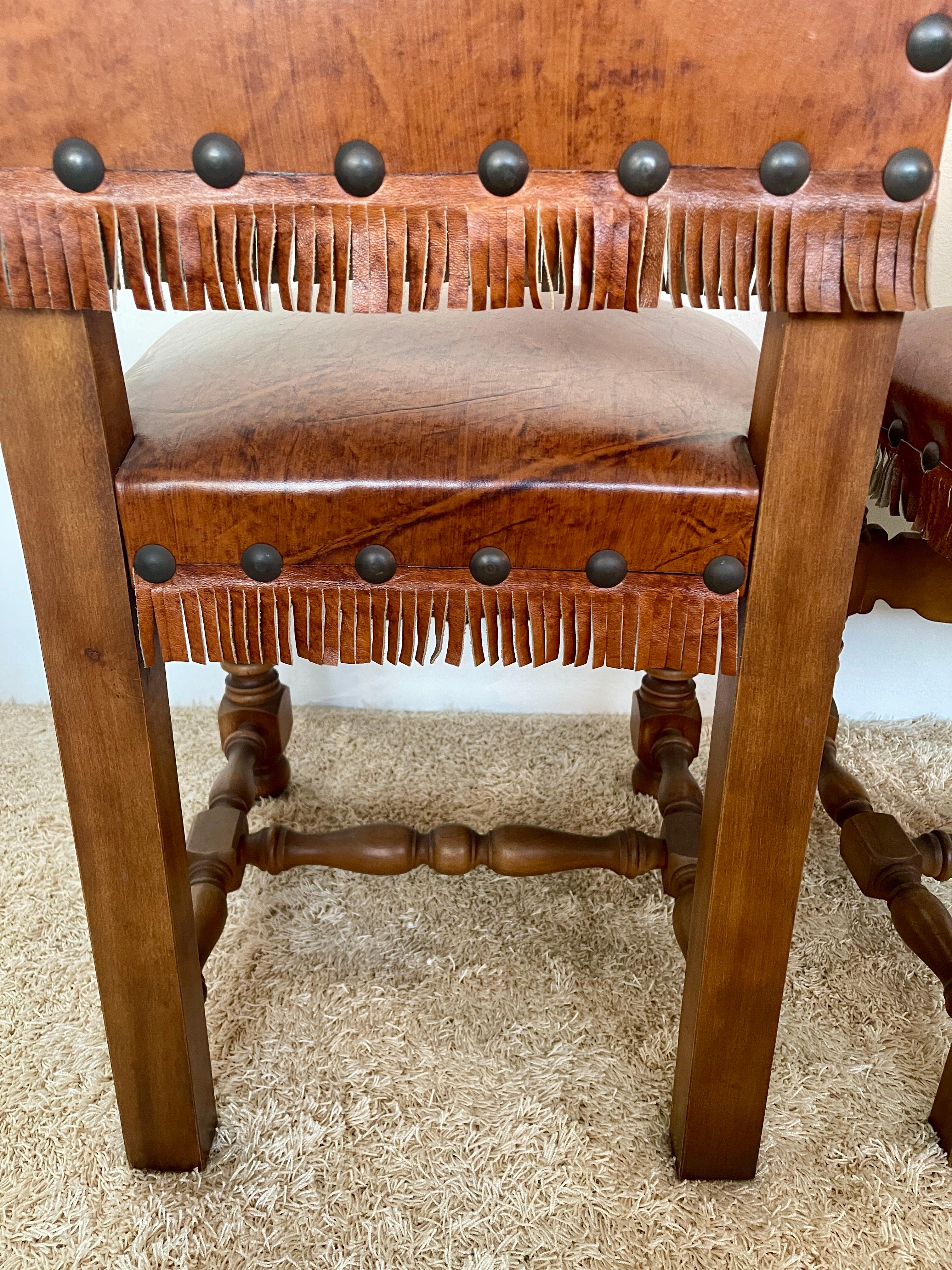 Ensemble de 8 chaises anciennes en cuir et noyer de style néo-renaissance italien en vente 1