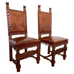 Ensemble de 8 chaises anciennes en cuir et noyer de style néo-renaissance italien