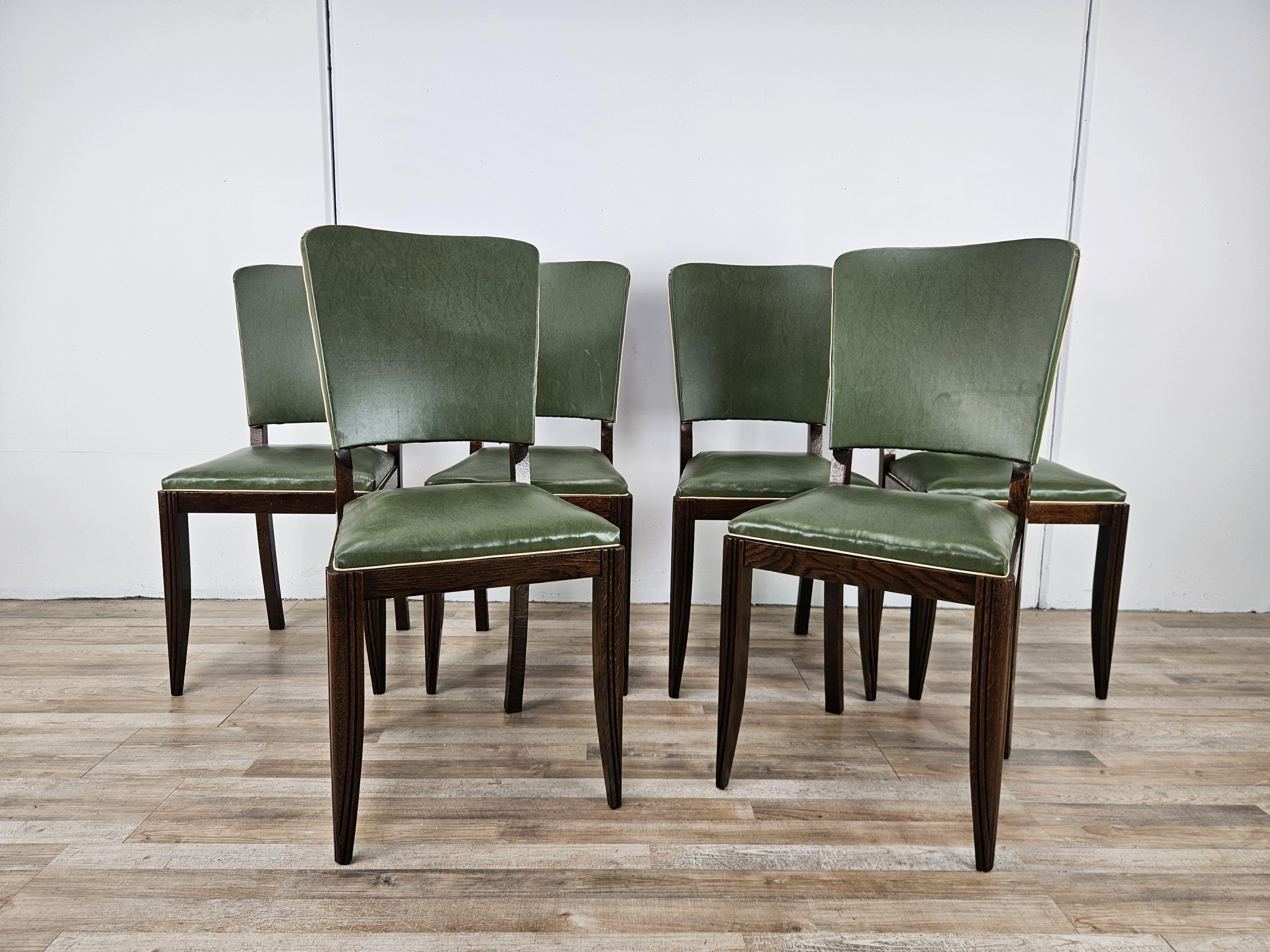 Set di otto sedie Art Decò anni '50 in rovere con sedute e schienali imbottiti in skai verde.

Il set è formato da due sedie capotavola e sei sedie 'normali'.

La struttura in legno è stata lucidata ad olio, il rivestimento in skai è originale