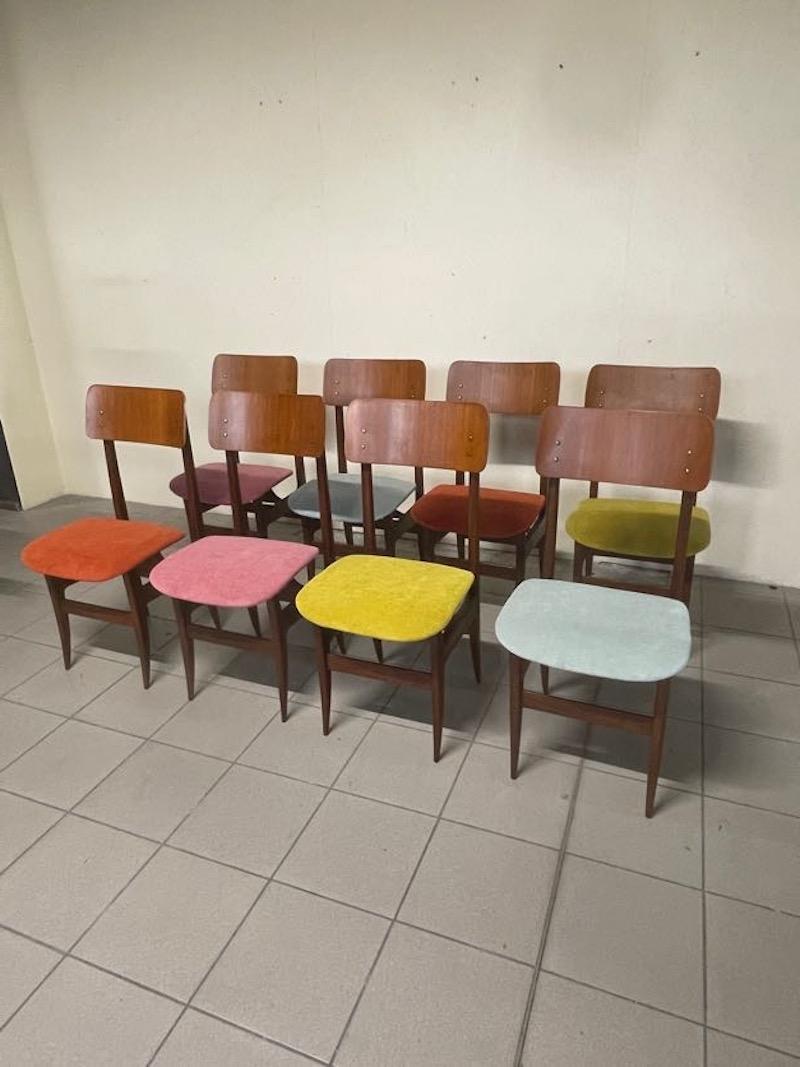 Set di otto sedie in teak degli anni '60 dal design scandinavo.

Struttura in pregiato legno di teak, apprezzato per la sua durevolezza, longevità e colore caldo. 

Le sedie offrono una seduta comoda anche durante lunghe cene.
La forma degli