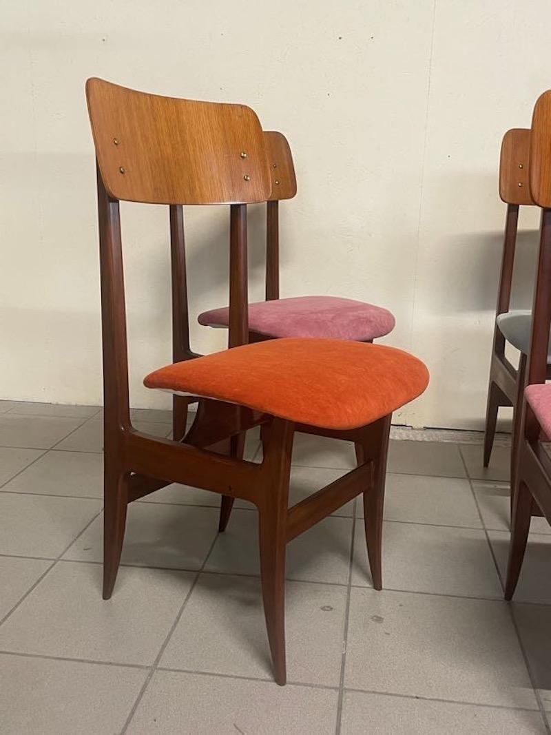 Set di 8 sedie in teak e tessuto anni '60 in vendita 1