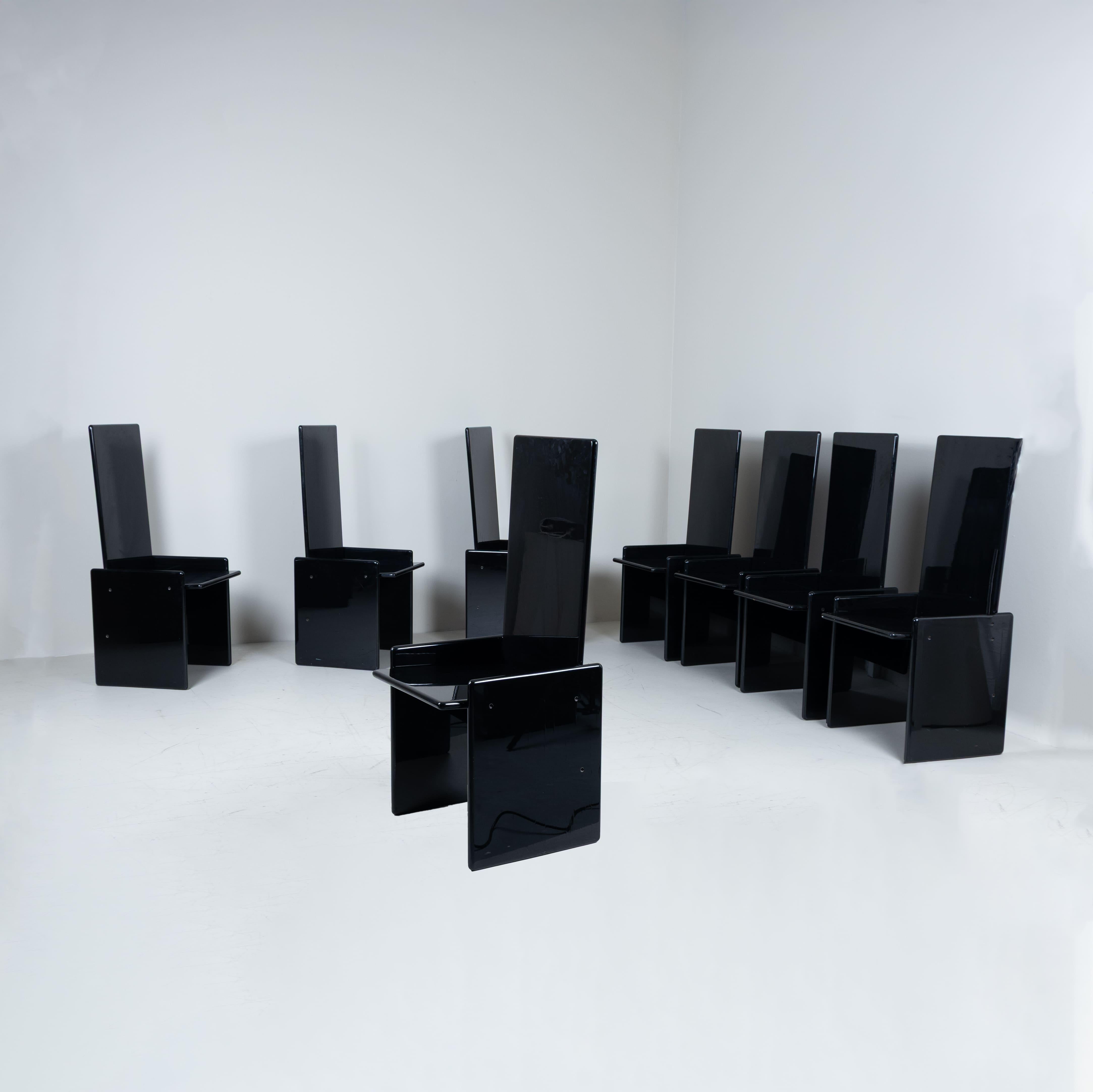 Ensemble de 8 chaises modèle 