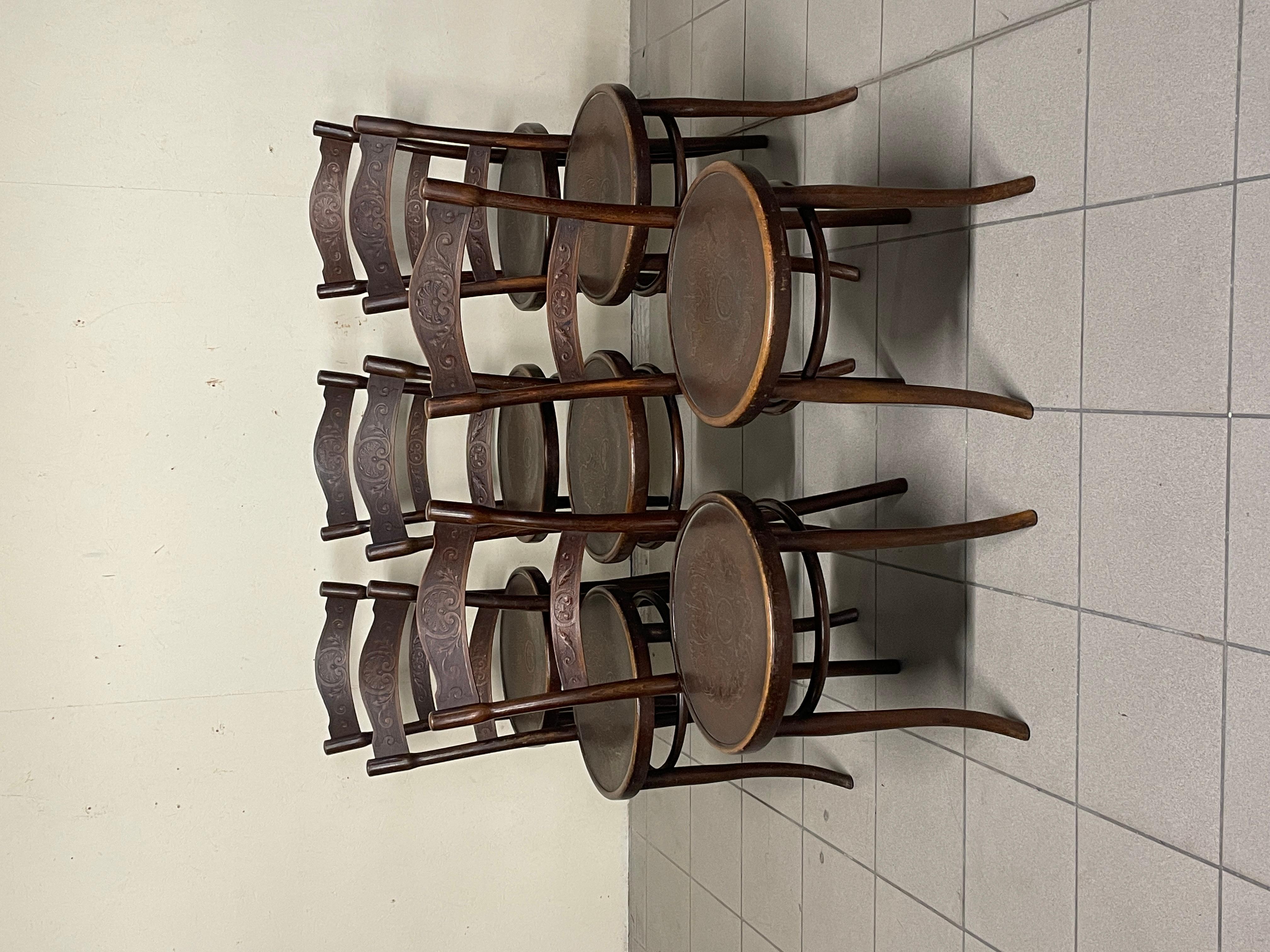 Interessanter Satz von 8 Stühlen mit der Aufschrift Thonet Vienna aus der ersten Hälfte des 20. Jahrhunderts im Jugendstil oder Art Nouveau Stil.

Die Stühle sind aus Buchenholz gefertigt und sowohl auf der Sitzfläche als auch auf der Rückenlehne