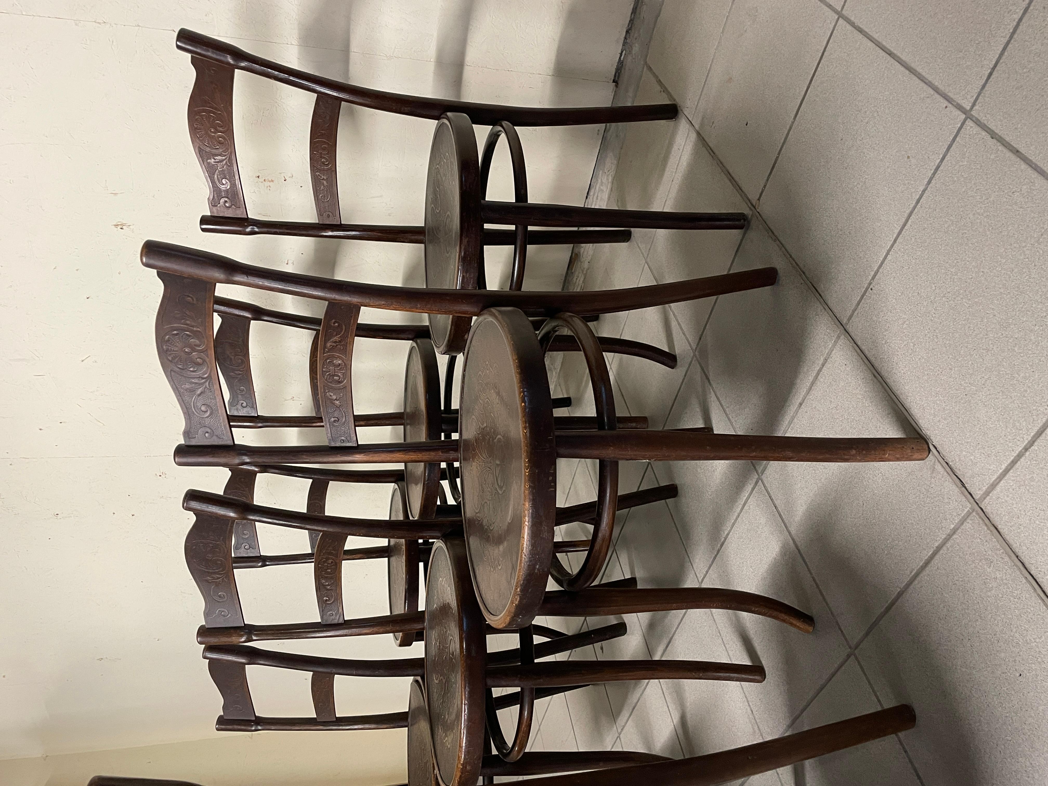 Satz von 8 Thonet-Stühlen aus der ersten Hälfte des 20. Jahrhunderts (20th Century) im Angebot