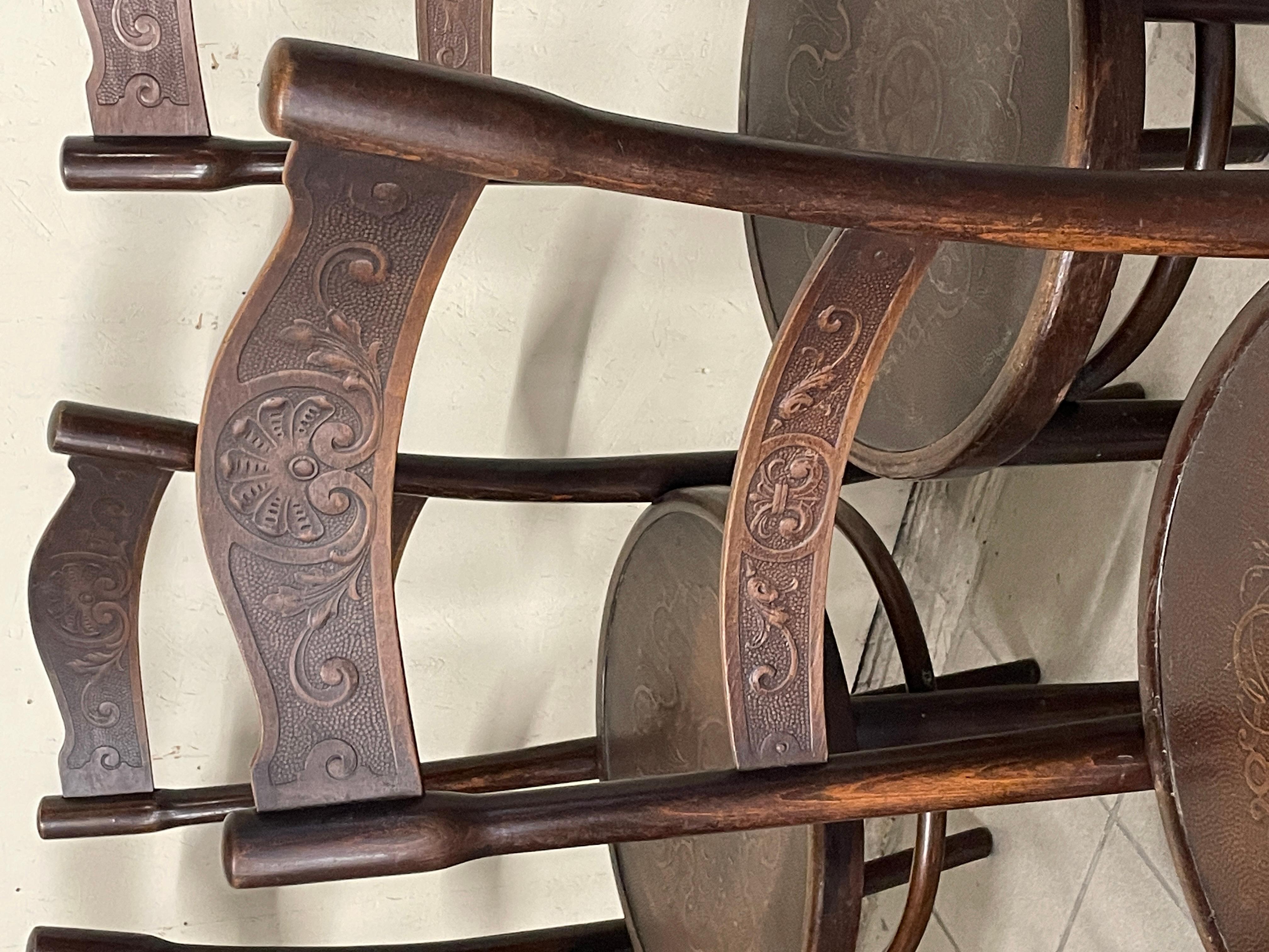 Satz von 8 Thonet-Stühlen aus der ersten Hälfte des 20. Jahrhunderts (Buchenholz) im Angebot