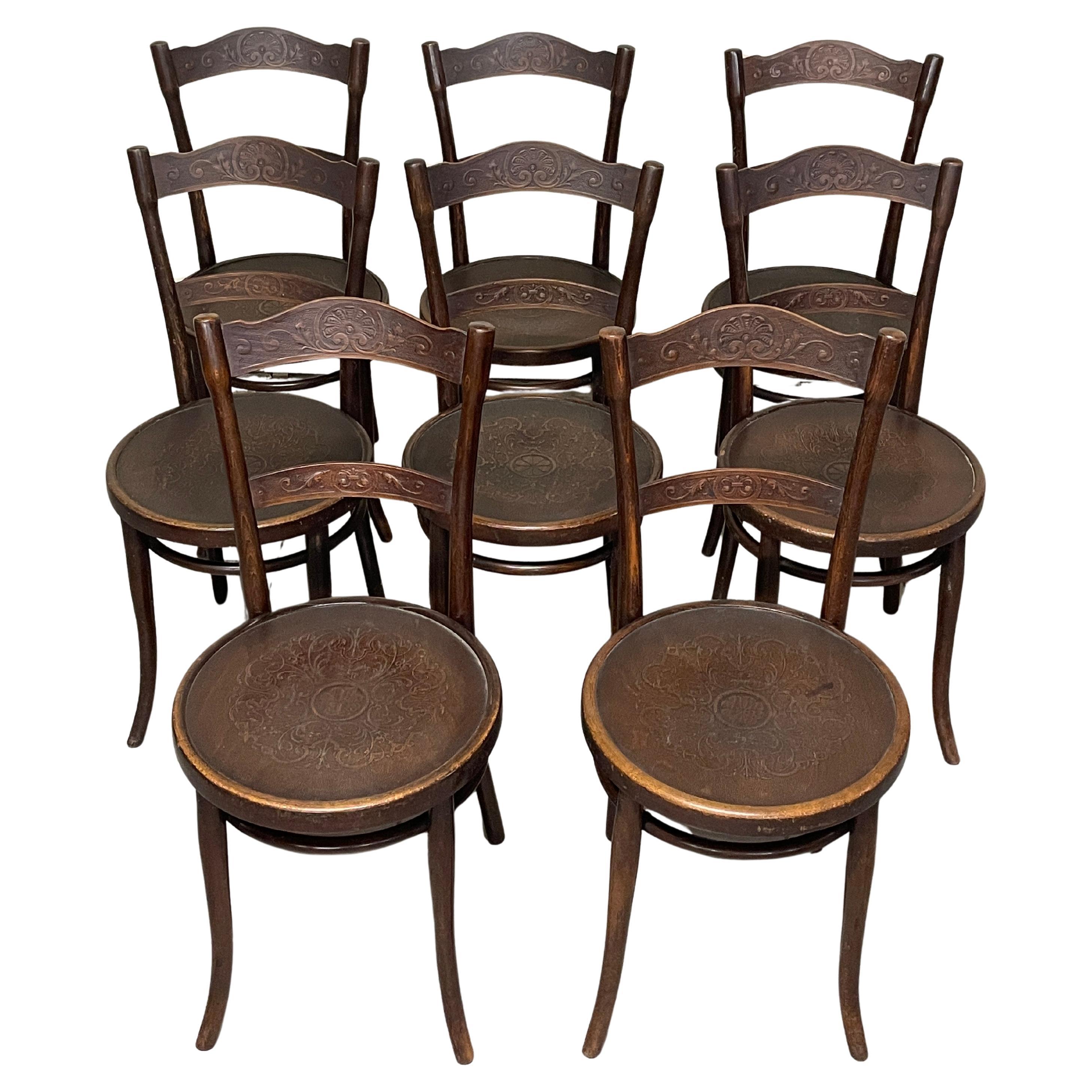 Satz von 8 Thonet-Stühlen aus der ersten Hälfte des 20. Jahrhunderts im Angebot