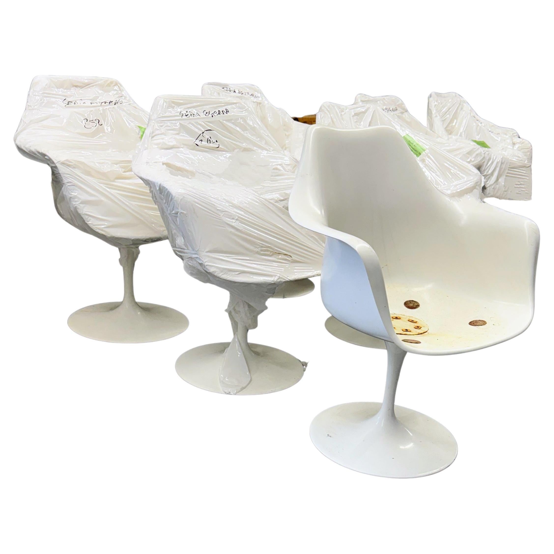 8 Tulip armchairs , by Eero Saarenin Knoll production .  1968s . With original pillow . Set of 8 Tulip Dining Armchairs 
I also have two Tulip round tables from E.  Saarenin  cm 140 marble top . 4 Tulips have red cushion and 4 Tulips have dark green