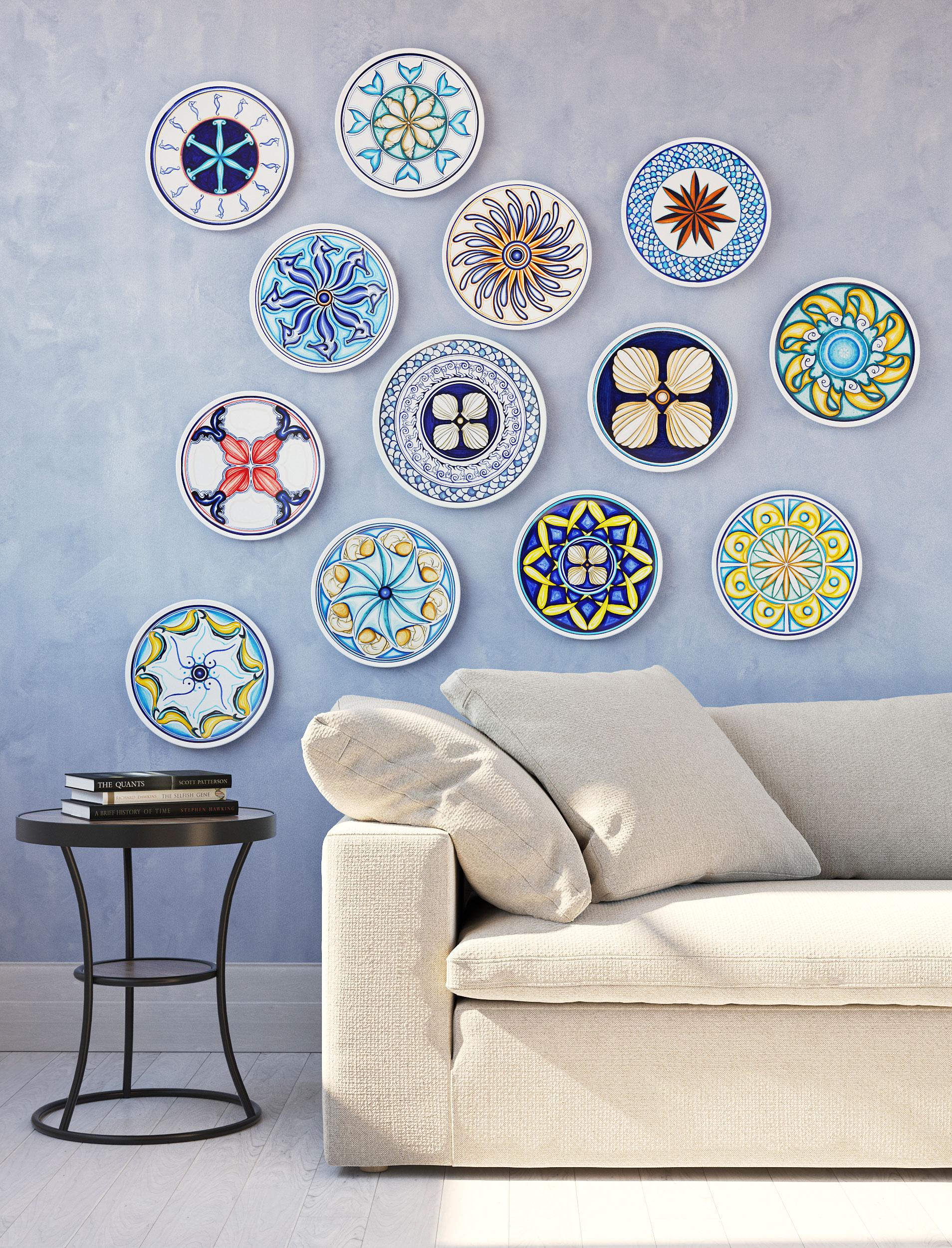Italian Set of 9 ceramic collectible plates, interamante hand-painted. For Sale