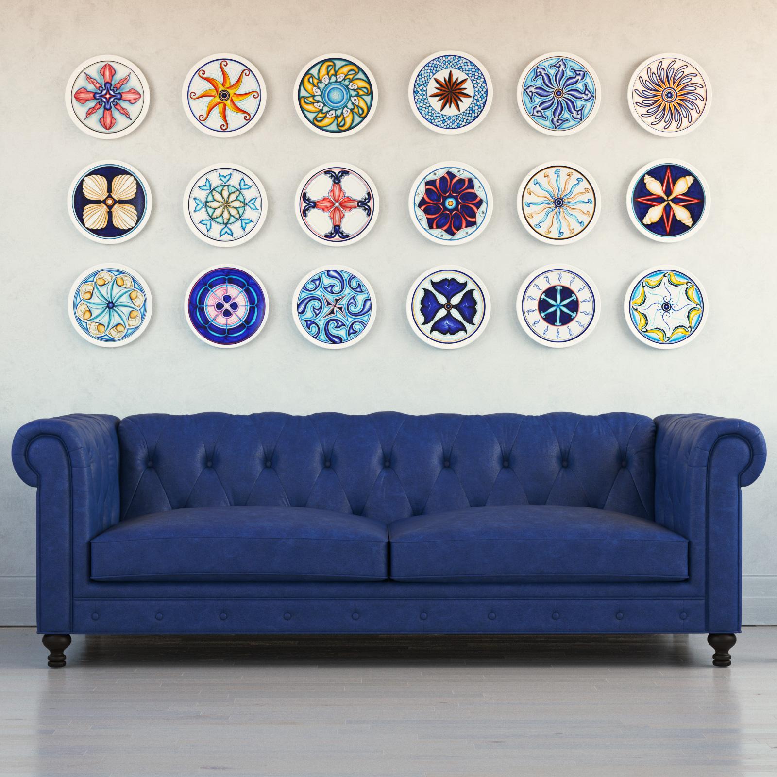 Hand-Painted Set of 9 ceramic collectible plates, interamante hand-painted. For Sale
