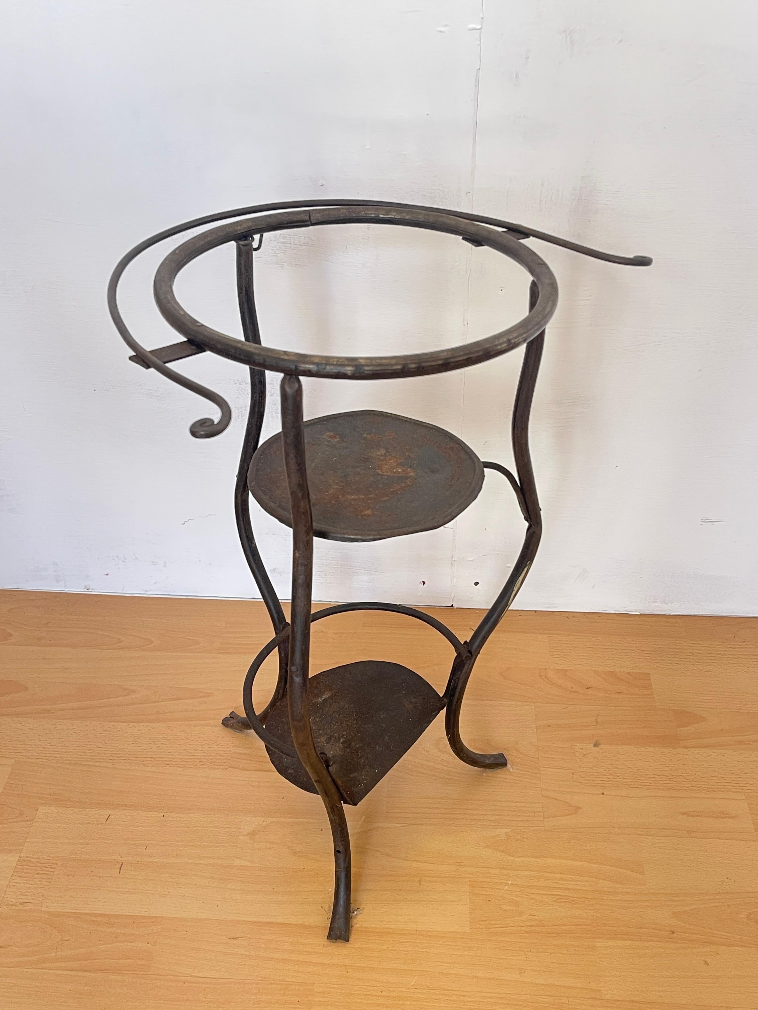 Wrought Iron Flower Bases Set - Vintage Design In Good Condition For Sale In Cantù, IT