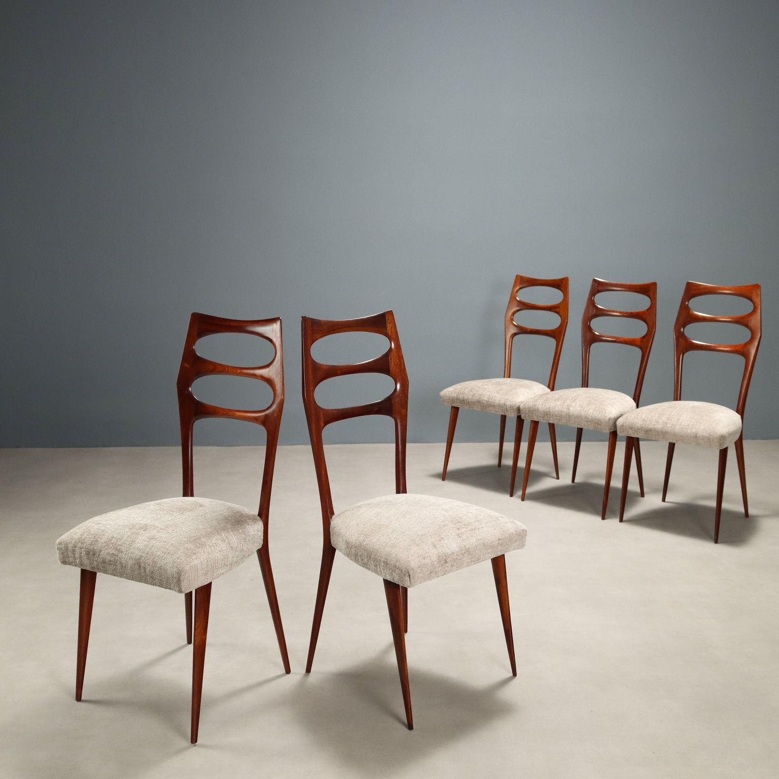 Gruppo di sedie da pranzo di manifattura italiana con struttura in legno di faggio restaurata nei nostri laboratori e seduta rinnovata con tessuto rinnovata con tessuto nei toni del grigio.