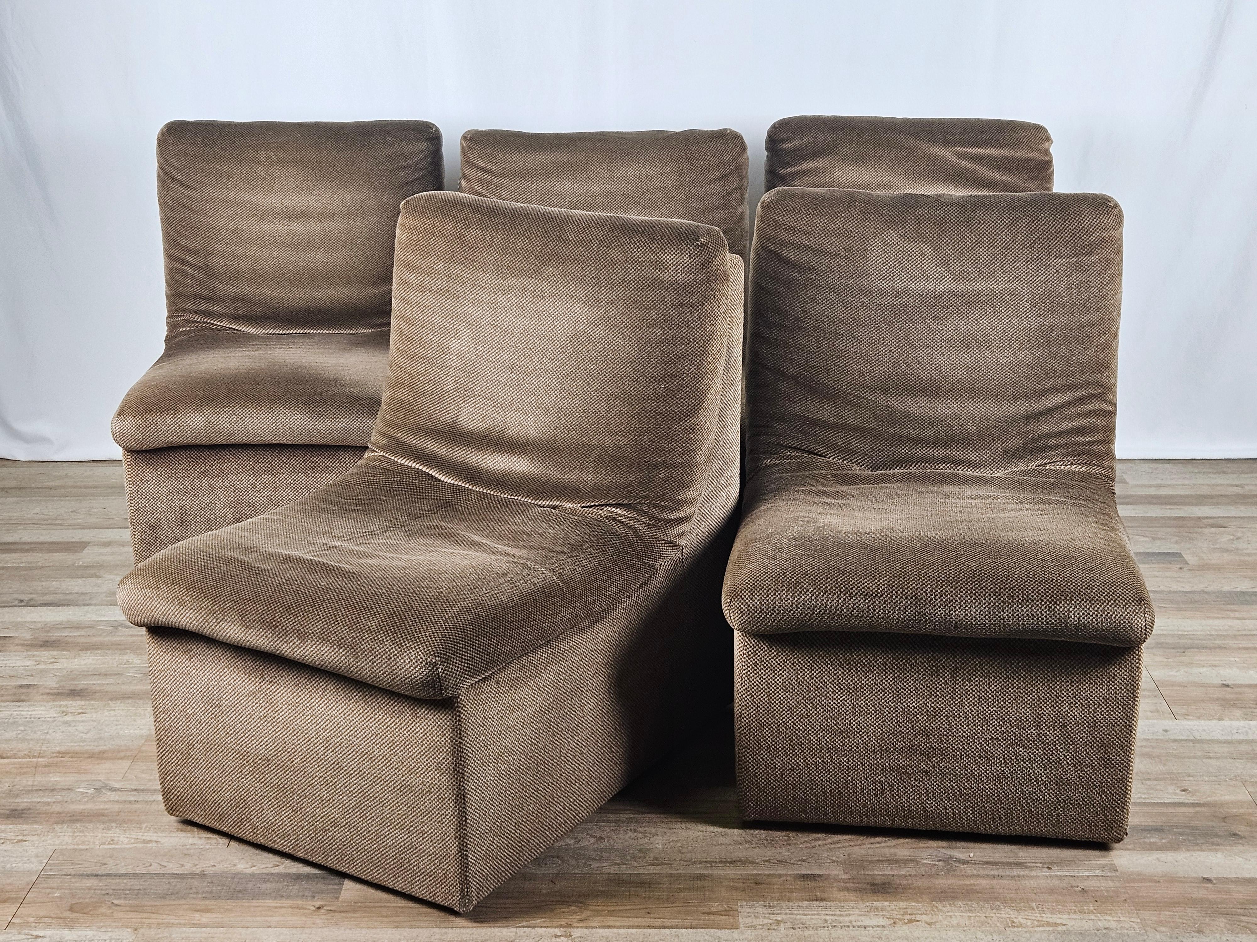 Satz von fünf modularen Stoffstühlen mit Holzfüßen, italienisches Design aus den frühen 1970er Jahren.

Die Stühle können nebeneinander gestellt oder einzeln verwendet werden, um eine Lounge, ein Wartezimmer in einem professionellen Studio oder als