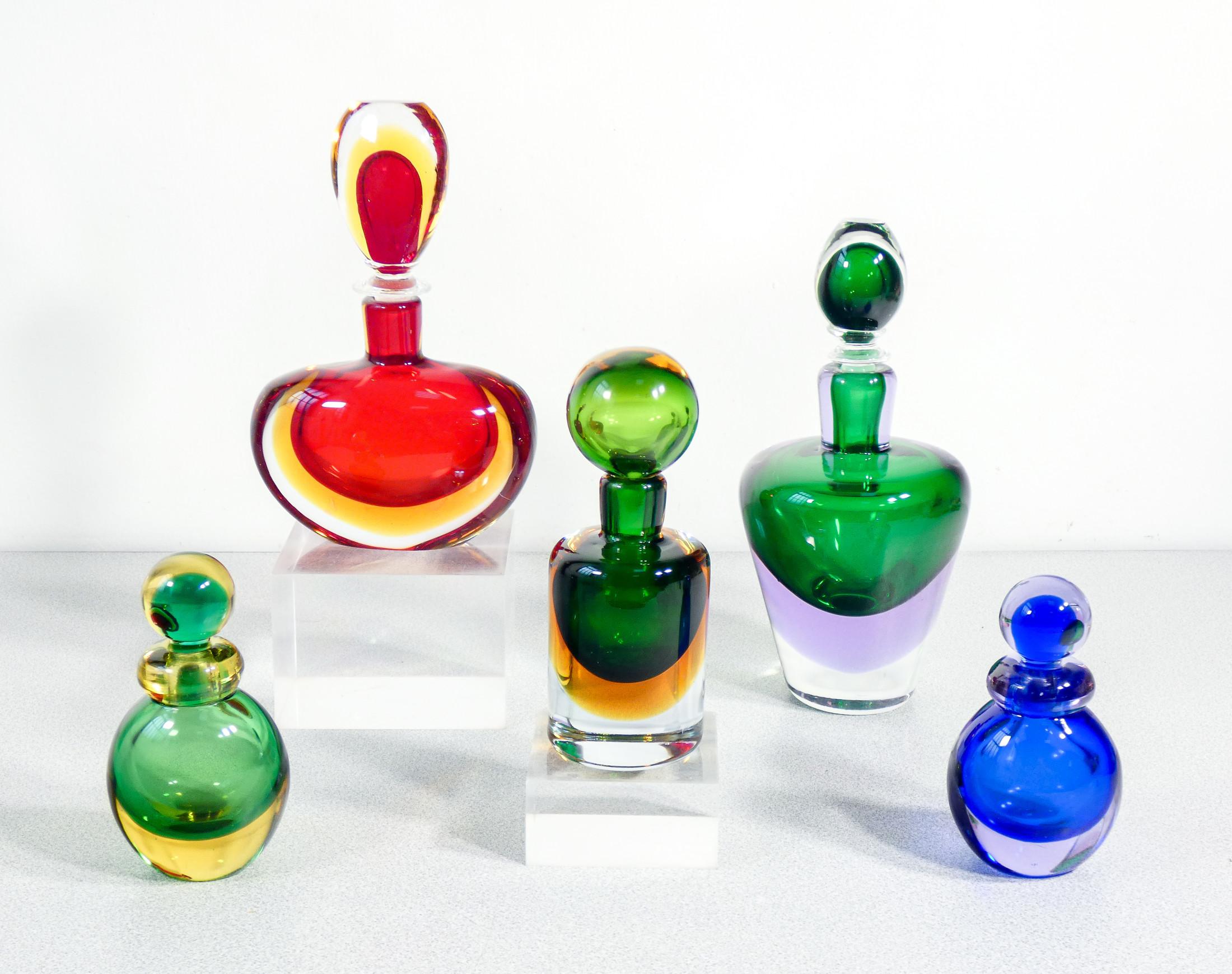 Set di cinque vasi,
bottiglie in vetro soffiato
di Murano realizzati
con la tecnica del
sommerso.

ORIGINE
Italia

PERIODO
Anni 60

TECNICA
Vetro soffiato di Murano lavorato con la tecnica del sommerso

DIMENSIONI
H max 25 cm
Ø max 13.5