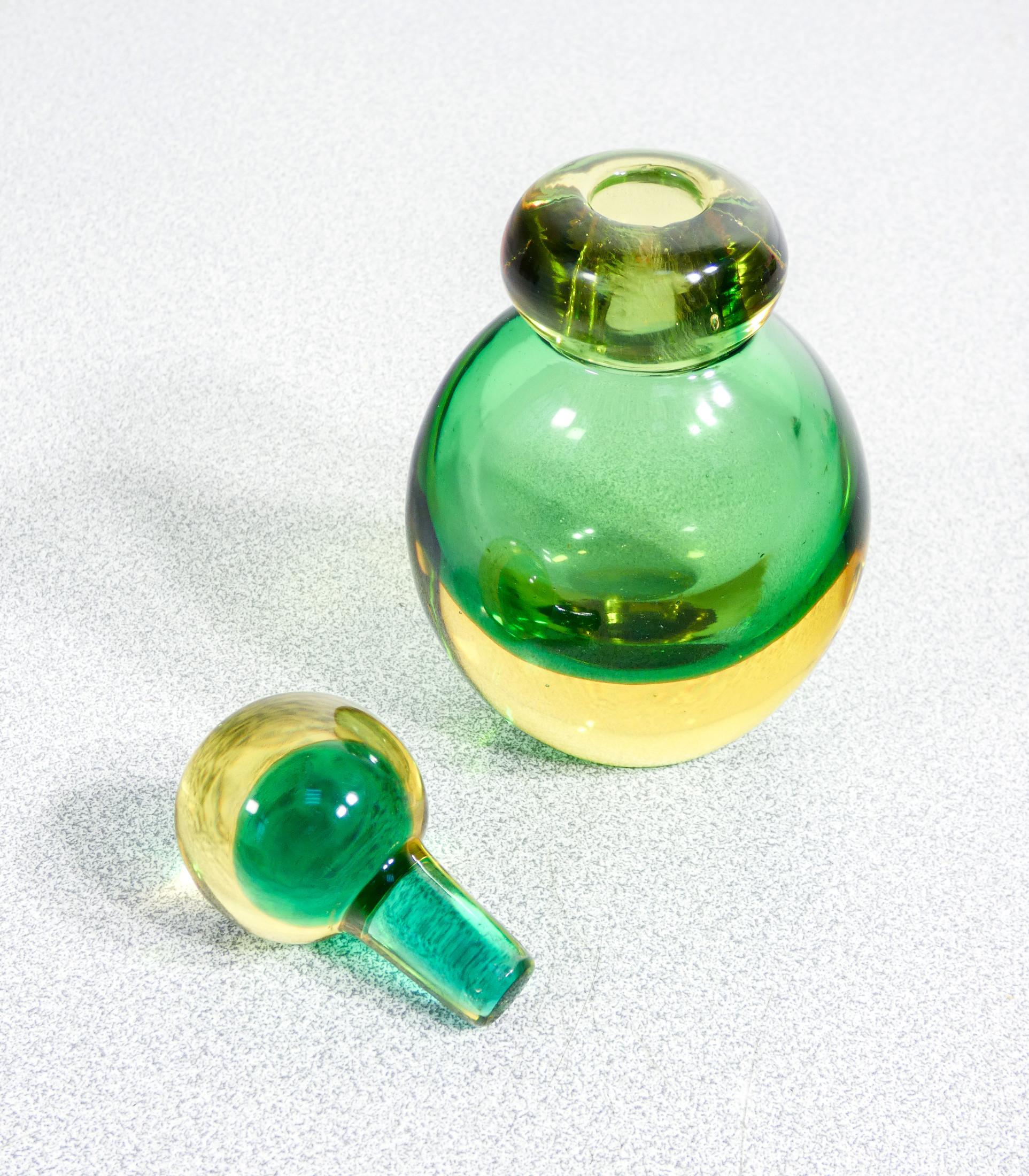Set di cinque vasi, bottiglie in vetro soffiato di Murano. Anni 60 Vidrio soplado en venta